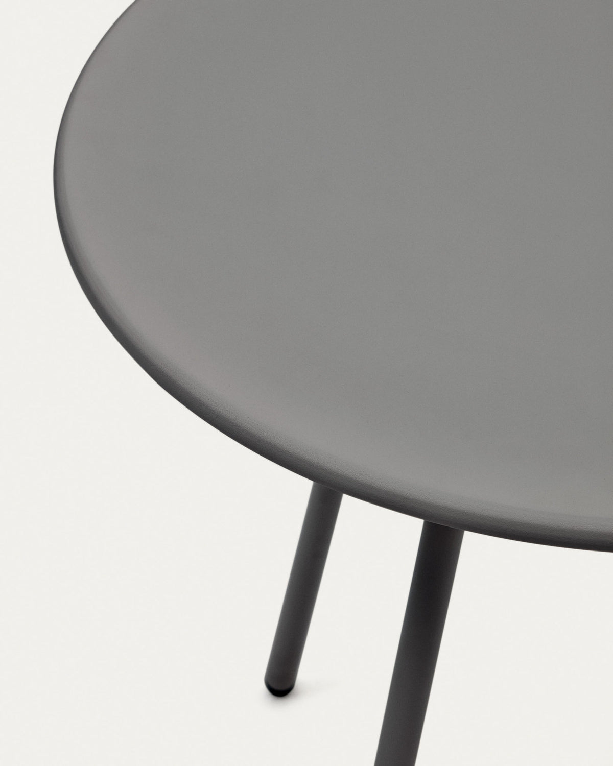 Montjoi runder Gartentisch aus Stahl mit grauem Finish Ø 70 cm in Grau präsentiert im Onlineshop von KAQTU Design AG. Gartentisch ist von Kave Home