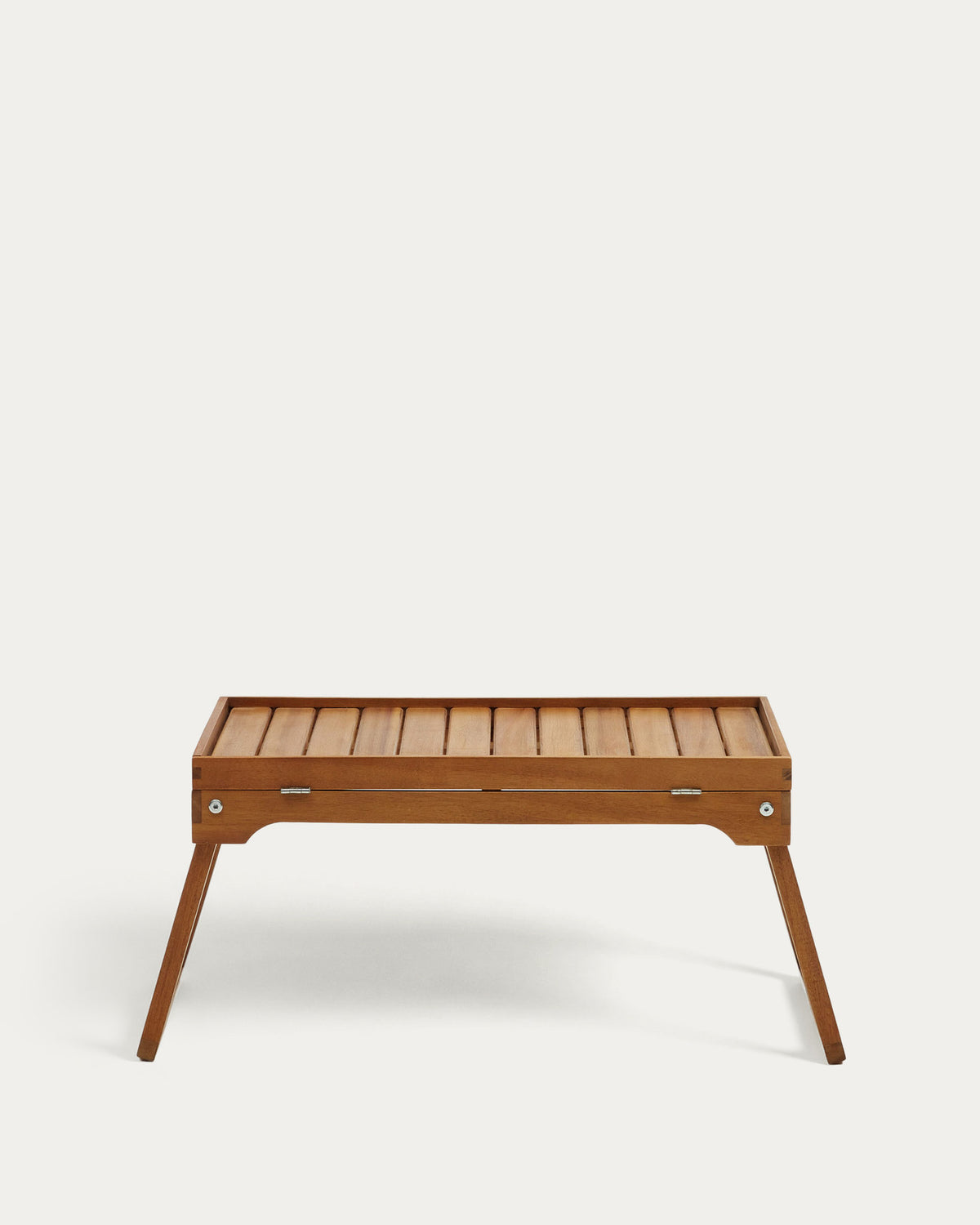 Mani klappbares Tablett aus massivem Akazienholz FSC 100% in Natur präsentiert im Onlineshop von KAQTU Design AG. Outdoor-Regal ist von Kave Home