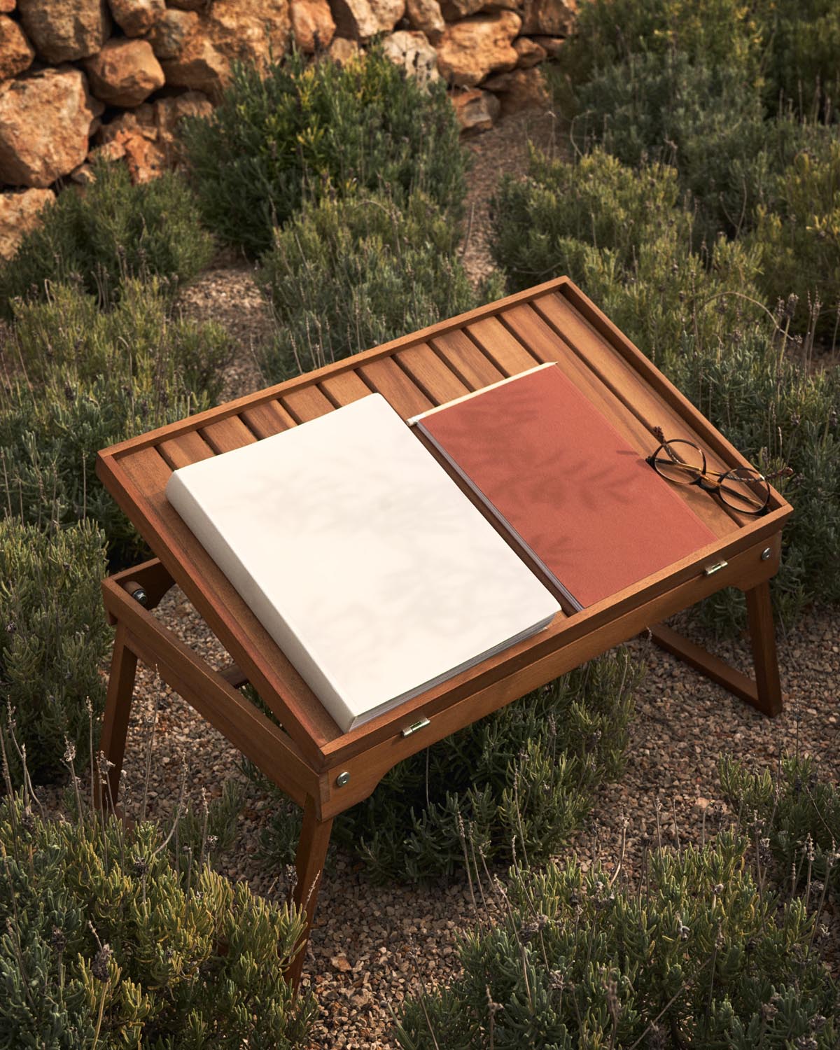 Mani klappbares Tablett aus massivem Akazienholz FSC 100% in Natur präsentiert im Onlineshop von KAQTU Design AG. Outdoor-Regal ist von Kave Home