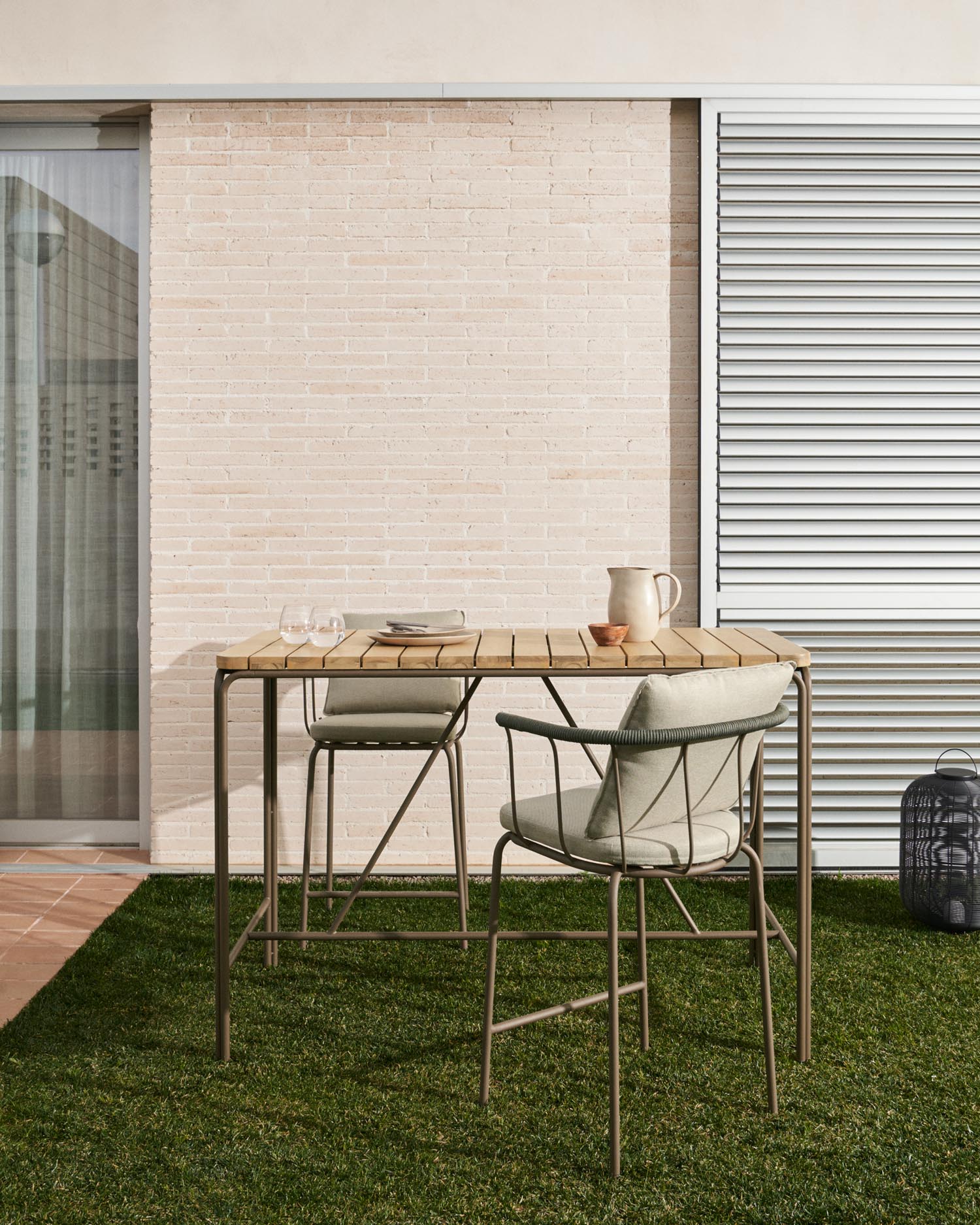 Salguer Hochtisch Outdoor massives Akazienholz Stahl in Braun 140 x 70 cm FSC 100% in Braun präsentiert im Onlineshop von KAQTU Design AG. Gartentisch ist von Kave Home