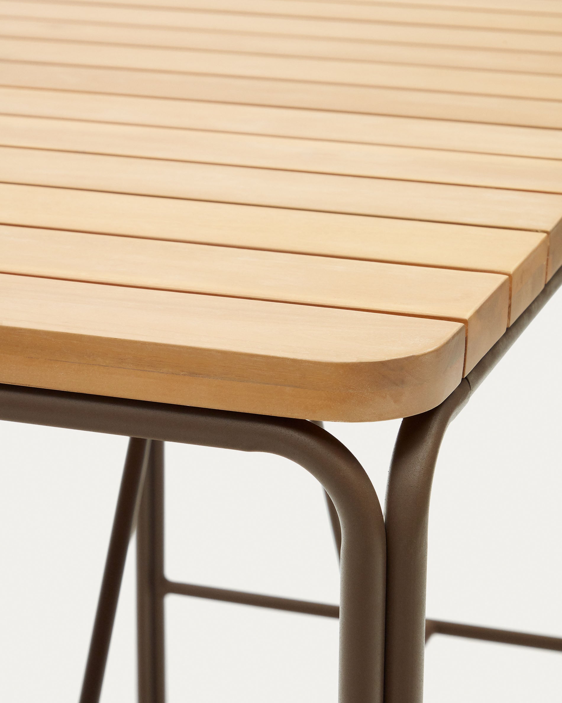 Robuster Hochtisch aus massivem Akazienholz und Stahl, 140 x 70 cm, ideal für den Außenbereich, nachhaltig und stilvoll.