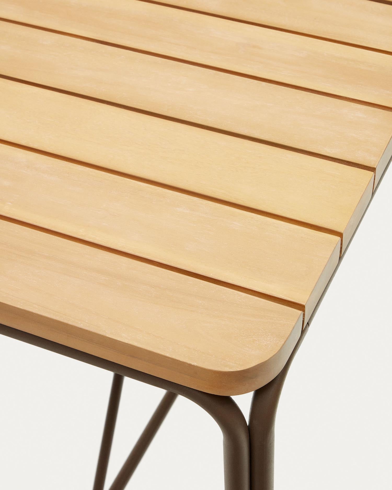 Eleganter Hochtisch aus hochwertigem Akazienholz und stabilem Stahl, 140 x 70 cm, perfekt für gesellige Stunden im Freien.