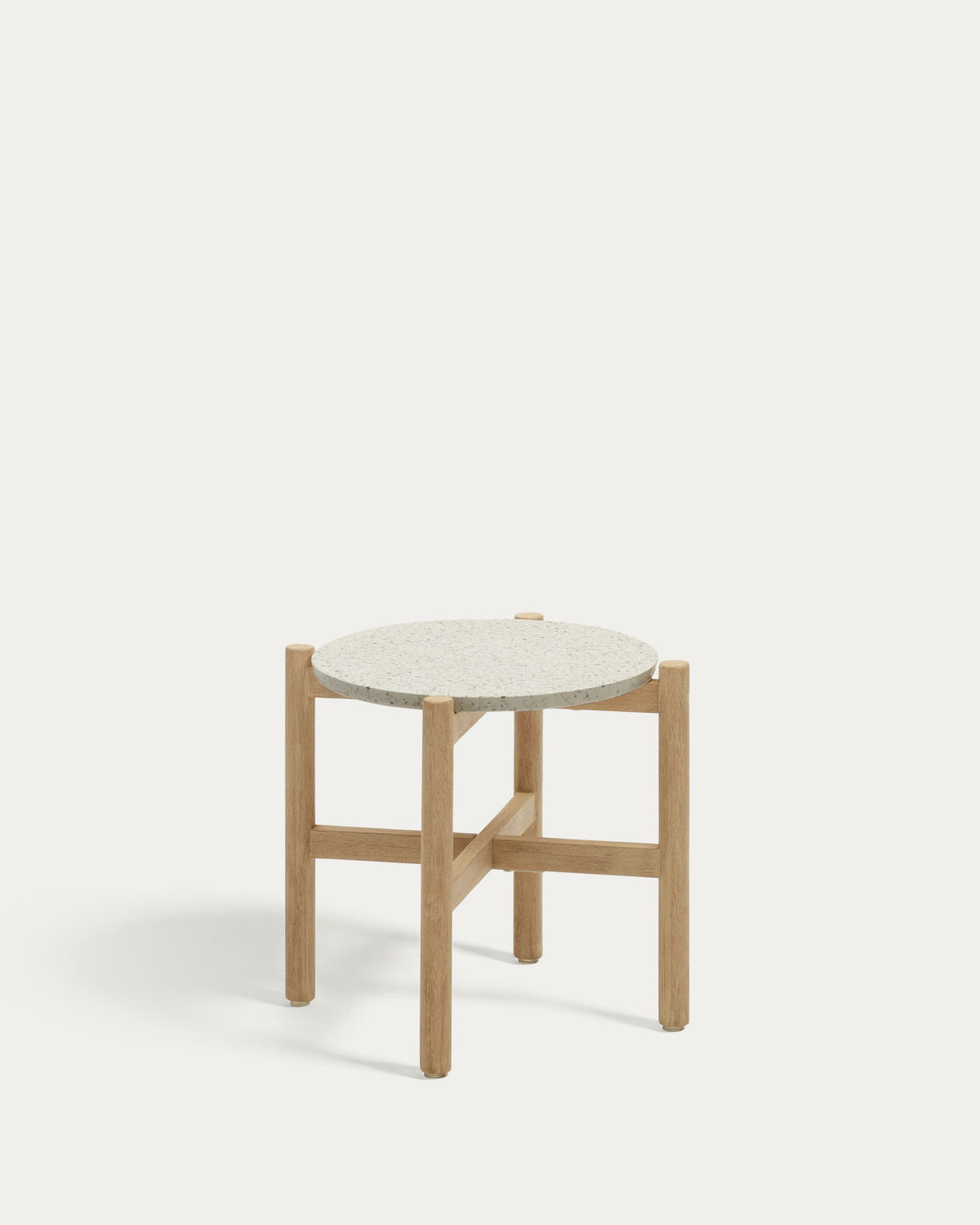 Pola Beistelltisch aus Zement und massivem Eukalyptus Ø 50 cm FSC 100% in Natur präsentiert im Onlineshop von KAQTU Design AG. Beistelltisch ist von Kave Home