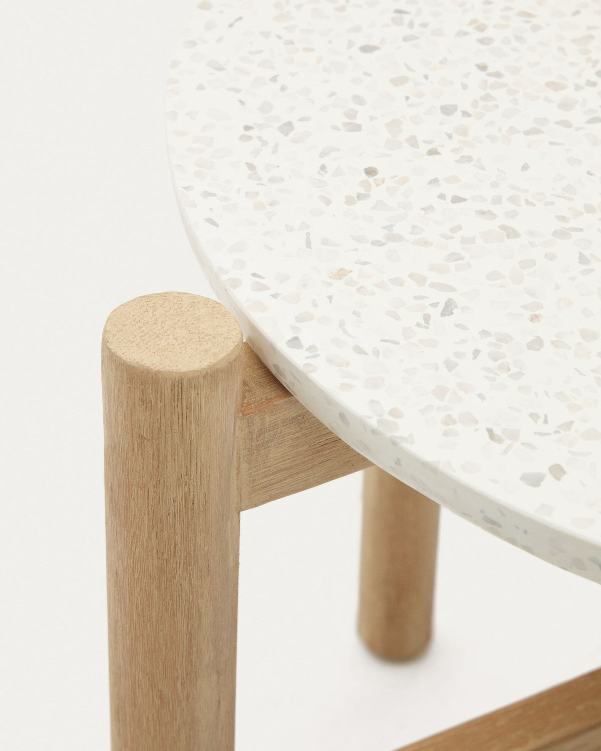 Pola Beistelltisch aus Zement und massivem Eukalyptus Ø 50 cm FSC 100% in Natur präsentiert im Onlineshop von KAQTU Design AG. Beistelltisch ist von Kave Home