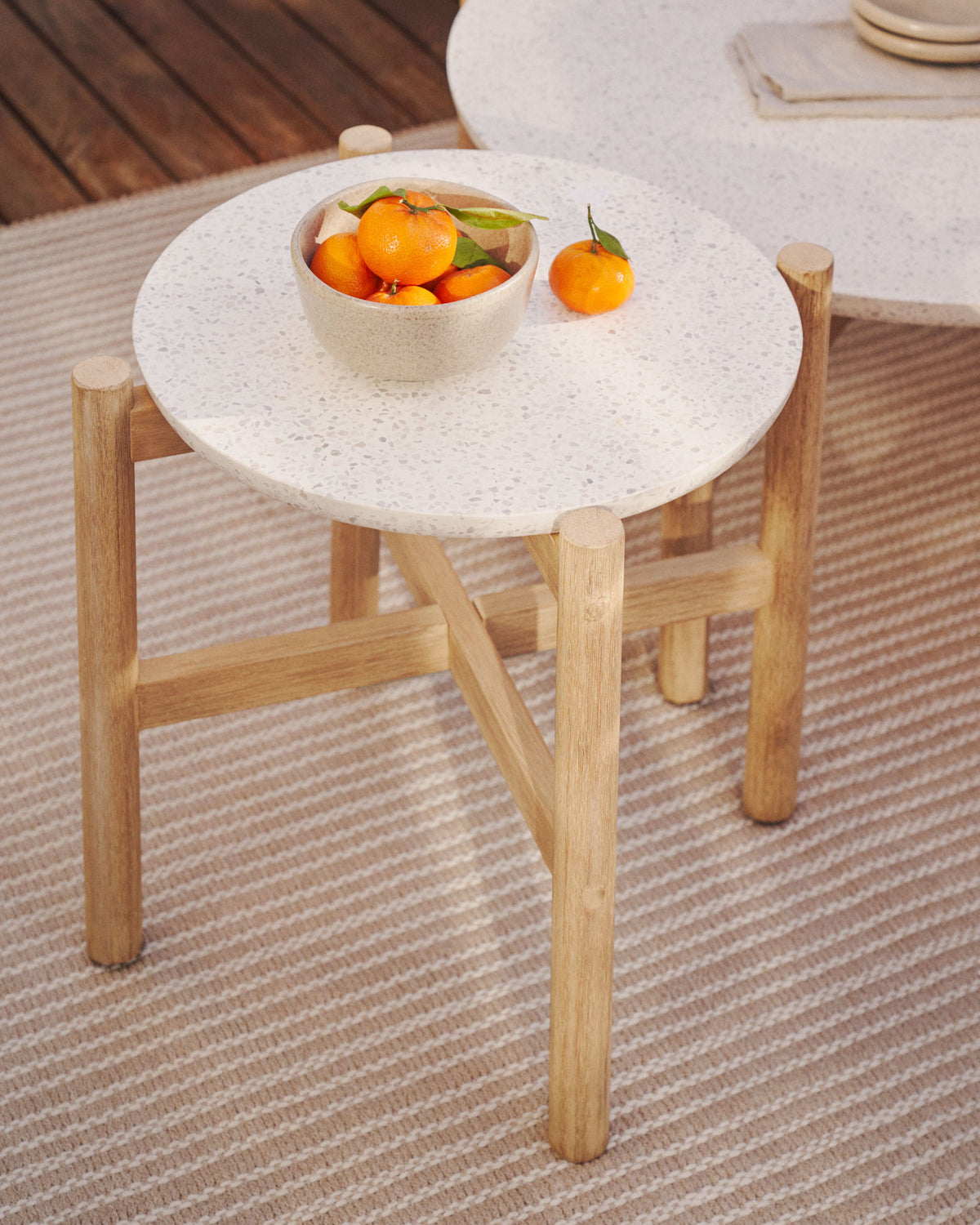 Pola Beistelltisch aus Zement und massivem Eukalyptus Ø 50 cm FSC 100% in Natur präsentiert im Onlineshop von KAQTU Design AG. Beistelltisch ist von Kave Home
