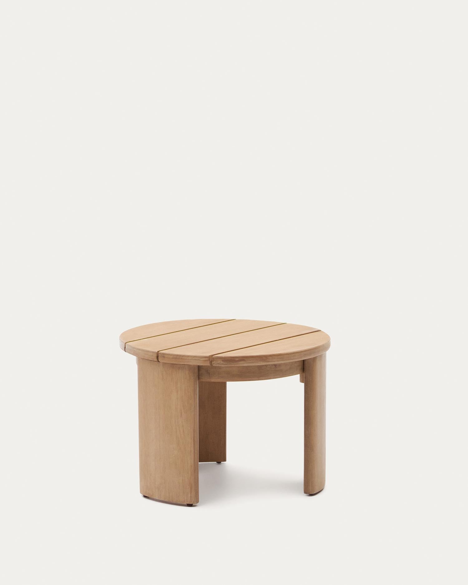 Eleganter Xoriguer Beistelltisch aus FSC-zertifiziertem Eukalyptusholz, robust, pflegeleicht, ideal für drinnen und draussen.