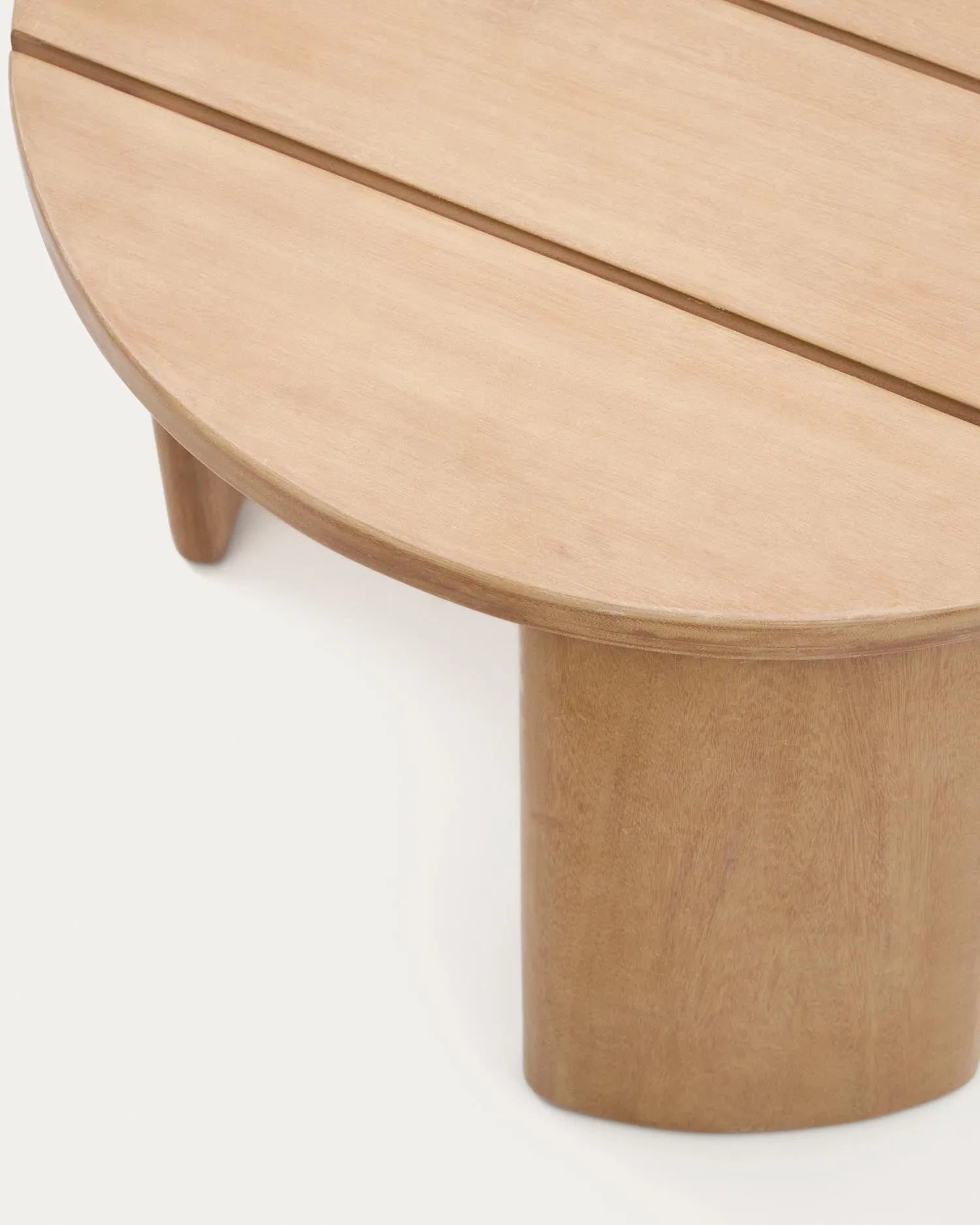 Moderner Beistelltisch Xoriguer aus 100% FSC-zertifiziertem Eukalyptusholz, Ø 60 cm, perfekt für nachhaltiges und elegantes Wohnen.