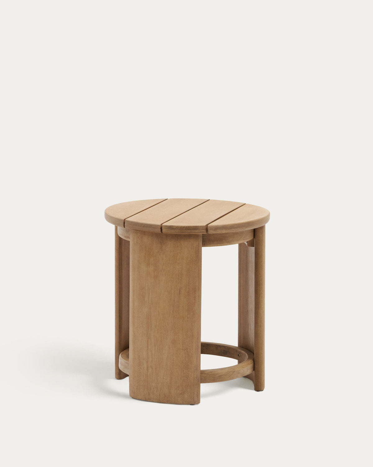 Xoriguer Beistelltisch aus massivem Eukalyptusholz FSC 100% Ø 56 cm in Natur präsentiert im Onlineshop von KAQTU Design AG. Beistelltisch Outdoor ist von Kave Home