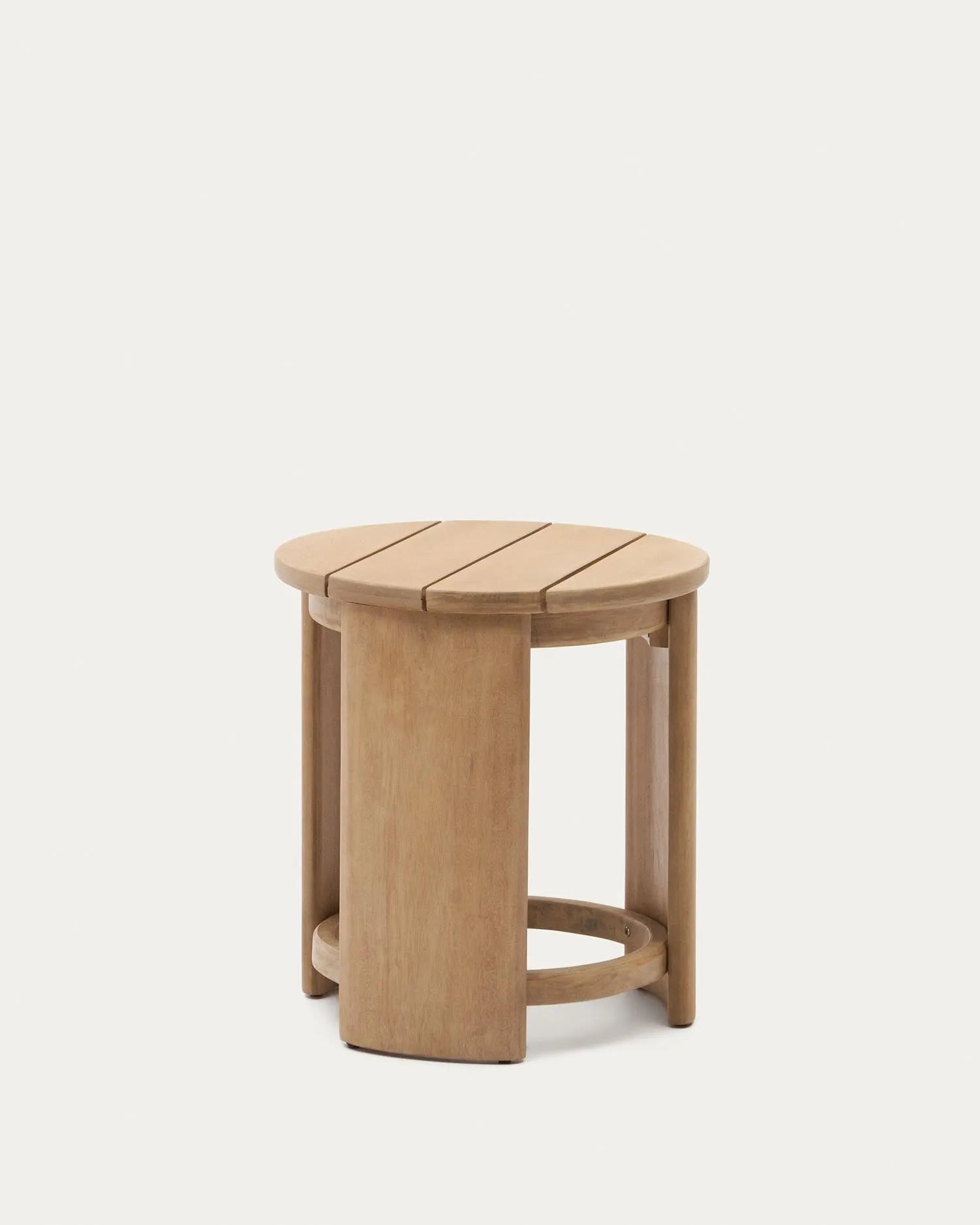 Der Xoriguer Beistelltisch aus FSC-zertifiziertem Eukalyptusholz (Ø 56 cm) von Kave Home vereint Nachhaltigkeit und stilvolles Design.