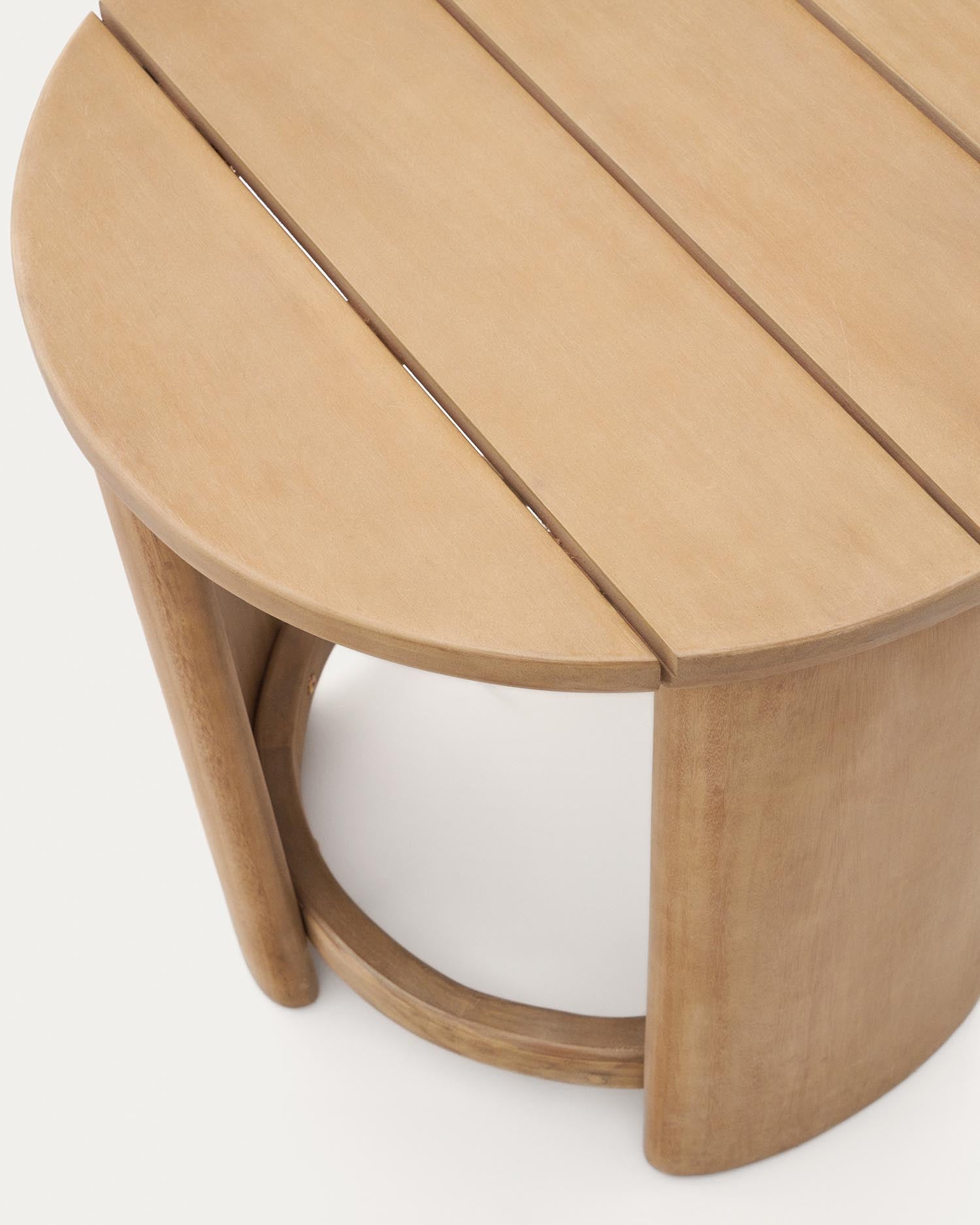 Stilvoller Xoriguer Beistelltisch aus massivem Eukalyptusholz, Ø 56 cm, umweltfreundlich, langlebig und perfekt für jedes Zuhause.