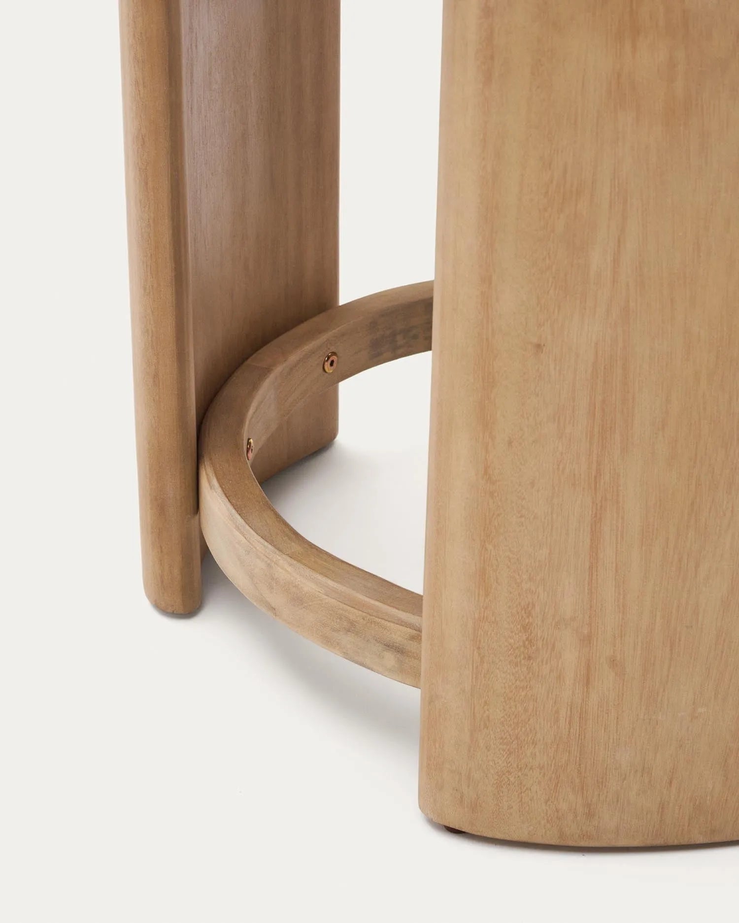 Der Xoriguer Beistelltisch aus FSC-zertifiziertem Eukalyptusholz (Ø 56 cm) von Kave Home vereint Nachhaltigkeit und stilvolles Design.