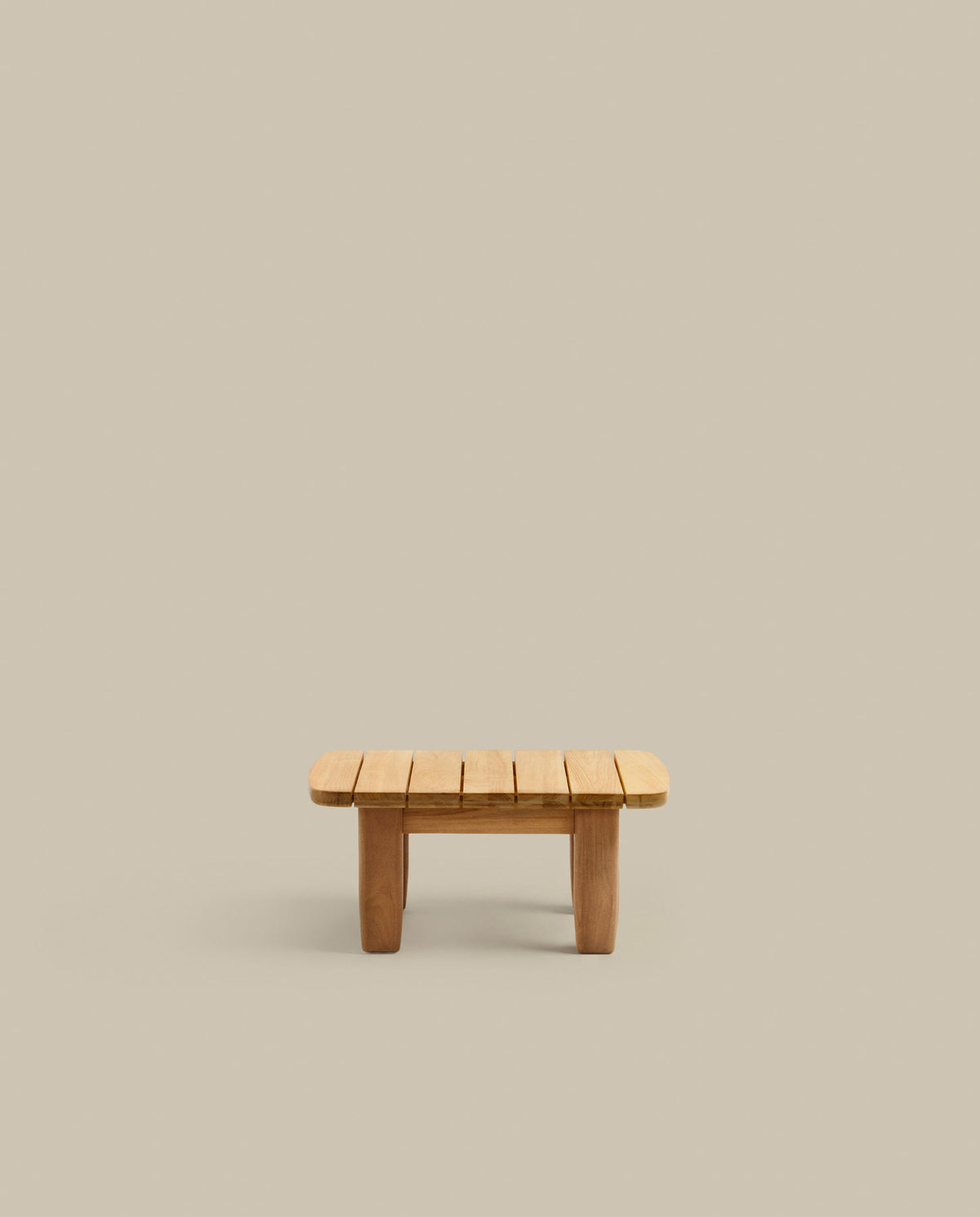 Tirant Beistelltisch aus massivem Teakholz FSC 100% 70 x 70 cm in Natur präsentiert im Onlineshop von KAQTU Design AG. Loungetisch ist von Kave Home