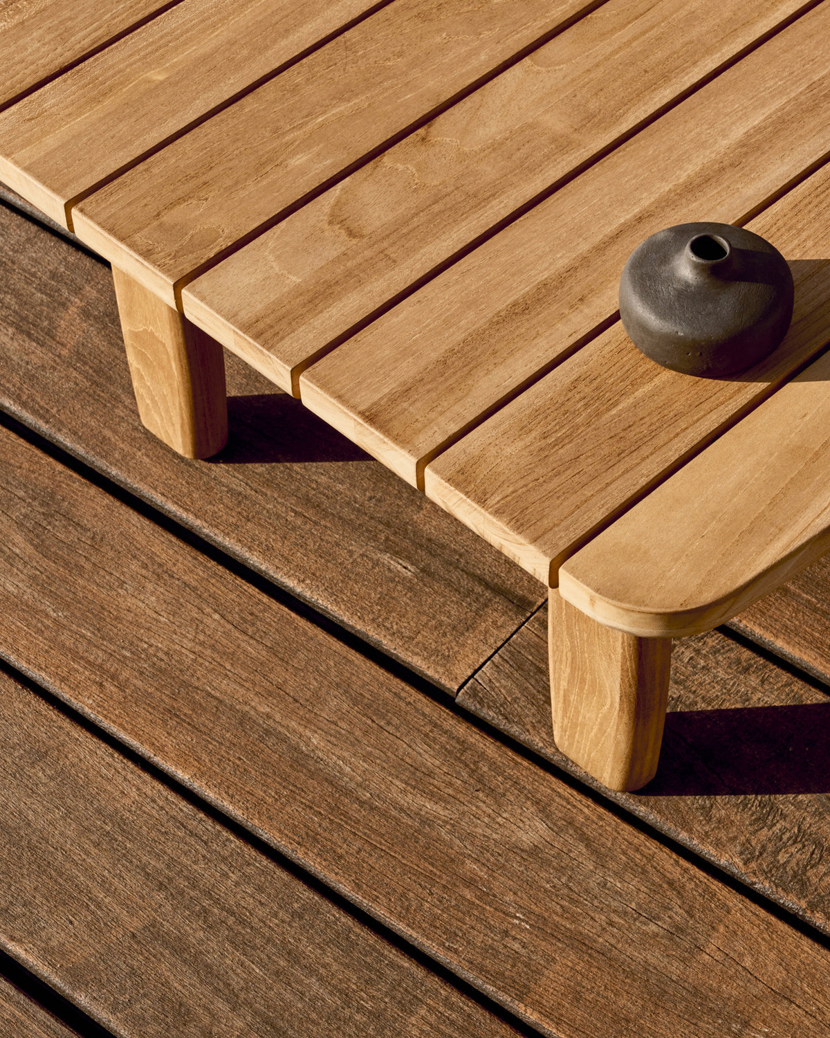 Tirant Beistelltisch aus massivem Teakholz FSC 100% 70 x 70 cm in Natur präsentiert im Onlineshop von KAQTU Design AG. Loungetisch ist von Kave Home
