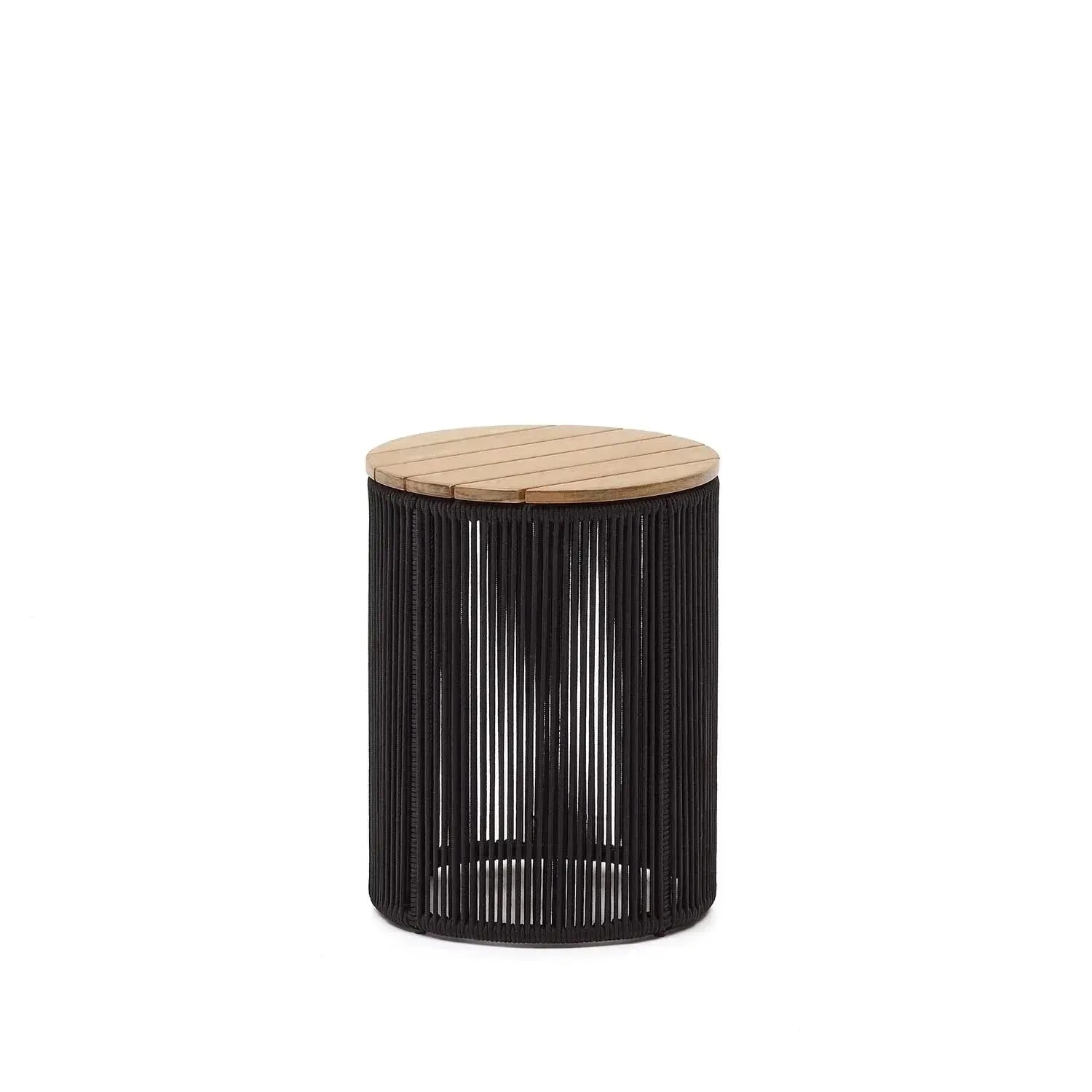 Eleganter Couchtisch Dandara: Stahl, Akazienholz, schwarzes Flechtwerk, Ø40 cm, robust, modern, vielseitig, für drinnen & draußen.