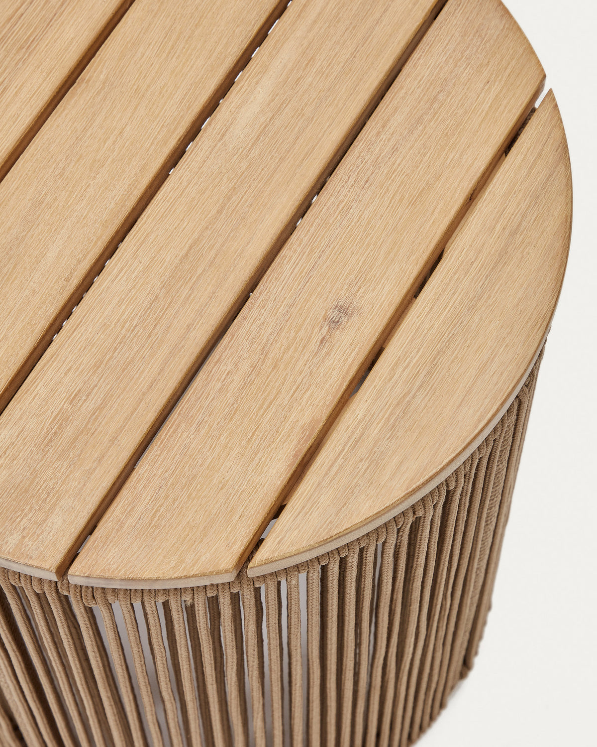 Couchtisch Dandara aus Stahl, beigem Flechtwerk und massivem Akazienholz Ø40 cm FSC 100% in Natur, Beige präsentiert im Onlineshop von KAQTU Design AG. Loungetisch ist von Kave Home