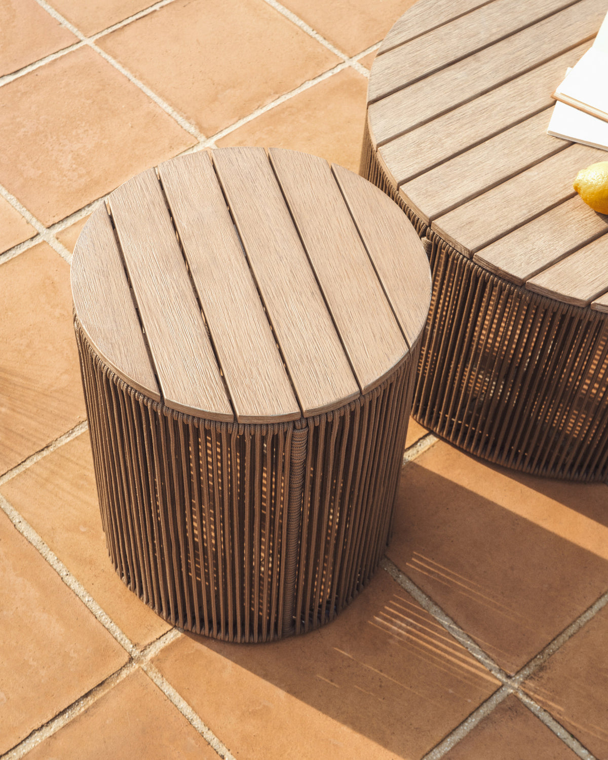 Couchtisch Dandara aus Stahl, beigem Flechtwerk und massivem Akazienholz Ø40 cm FSC 100% in Natur, Beige präsentiert im Onlineshop von KAQTU Design AG. Loungetisch ist von Kave Home
