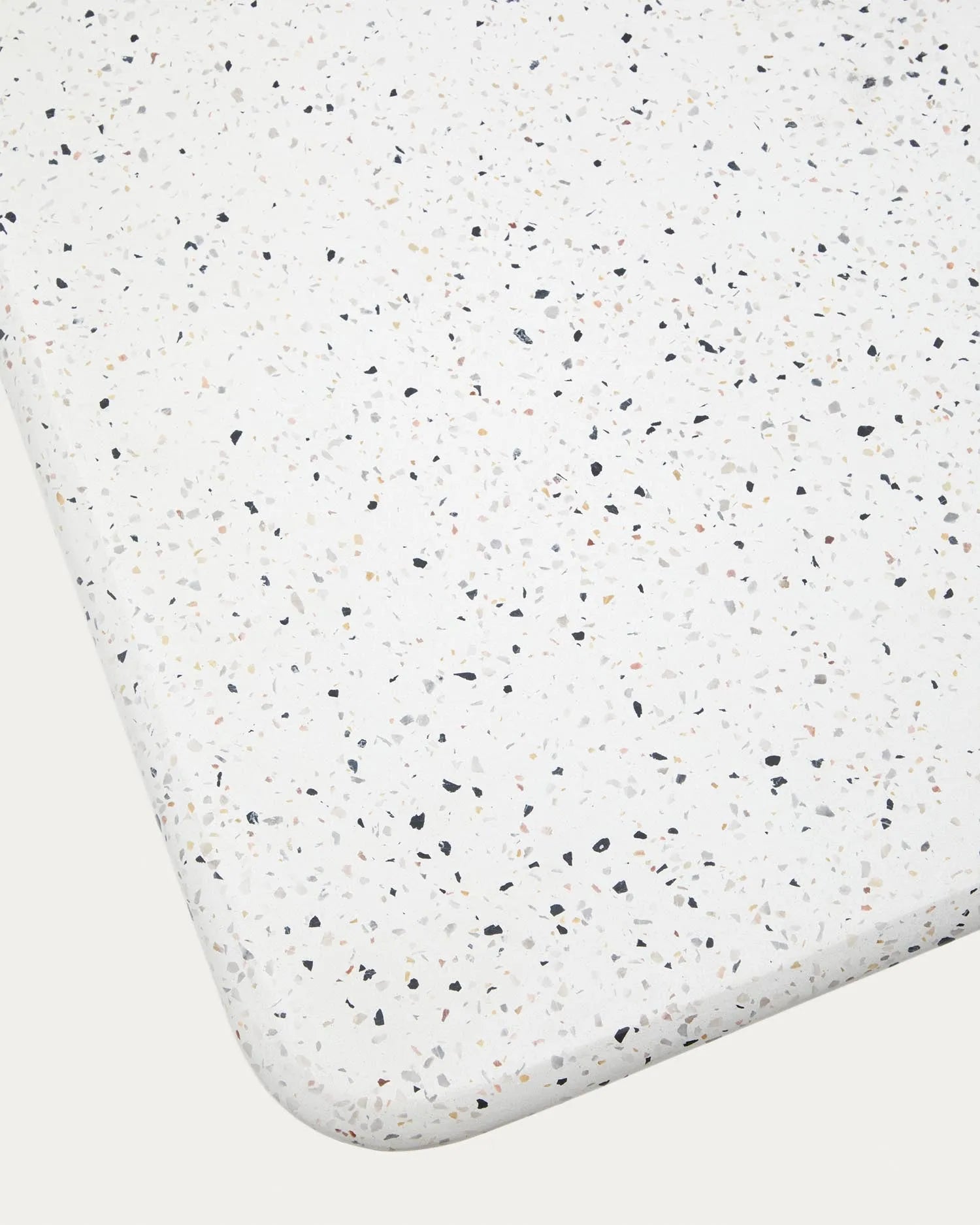 Saura Gartentischplatte quadratisch aus weißem Terrazzo 70 x 70 cm in Weiss präsentiert im Onlineshop von KAQTU Design AG. Gartentisch ist von Kave Home