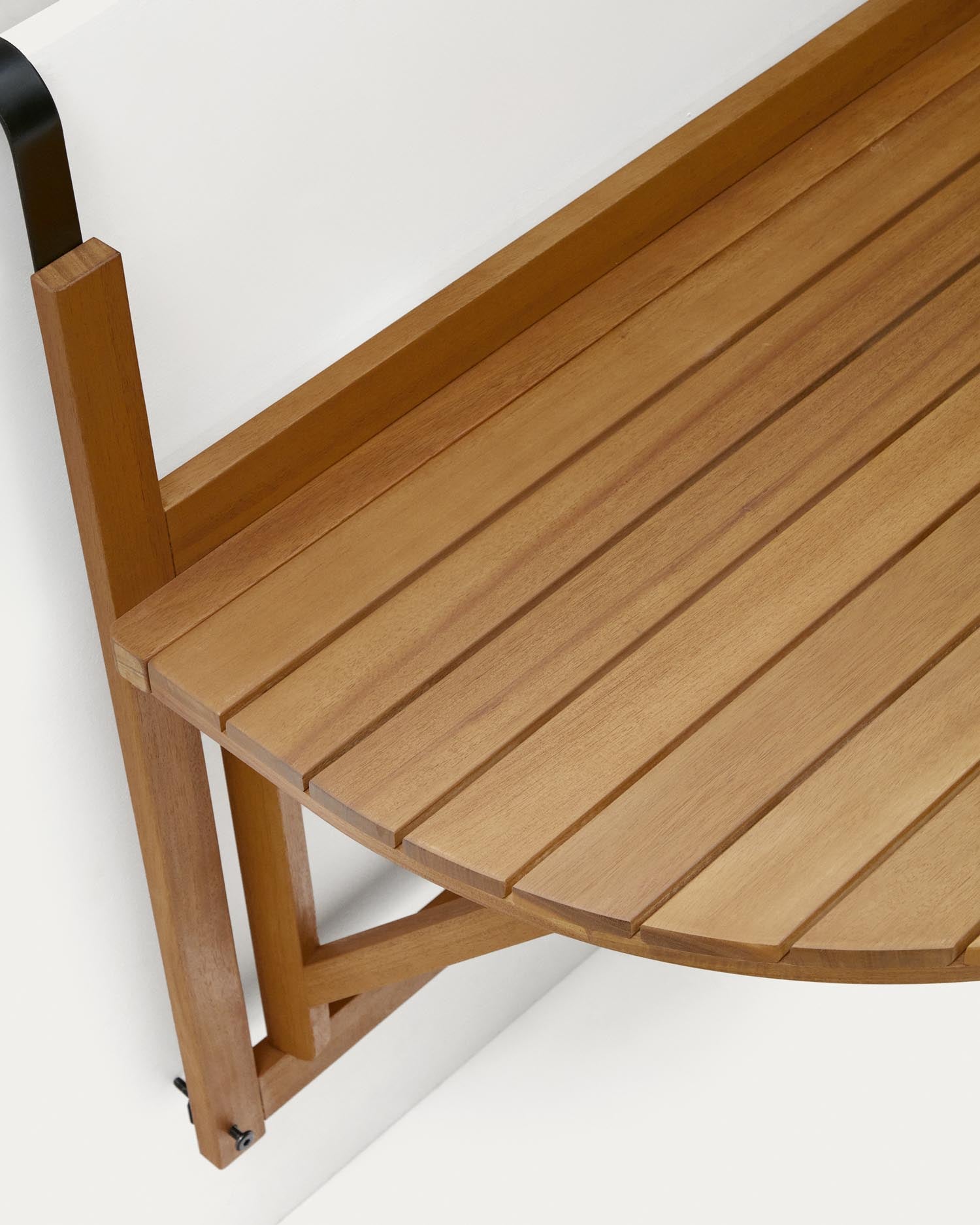 Entdecken Sie den Amarilis Klapptisch von Kave Home: 50 x 70 cm, aus robustem Akazienholz, ideal für stilvolle Balkone. Praktisch und langlebig!