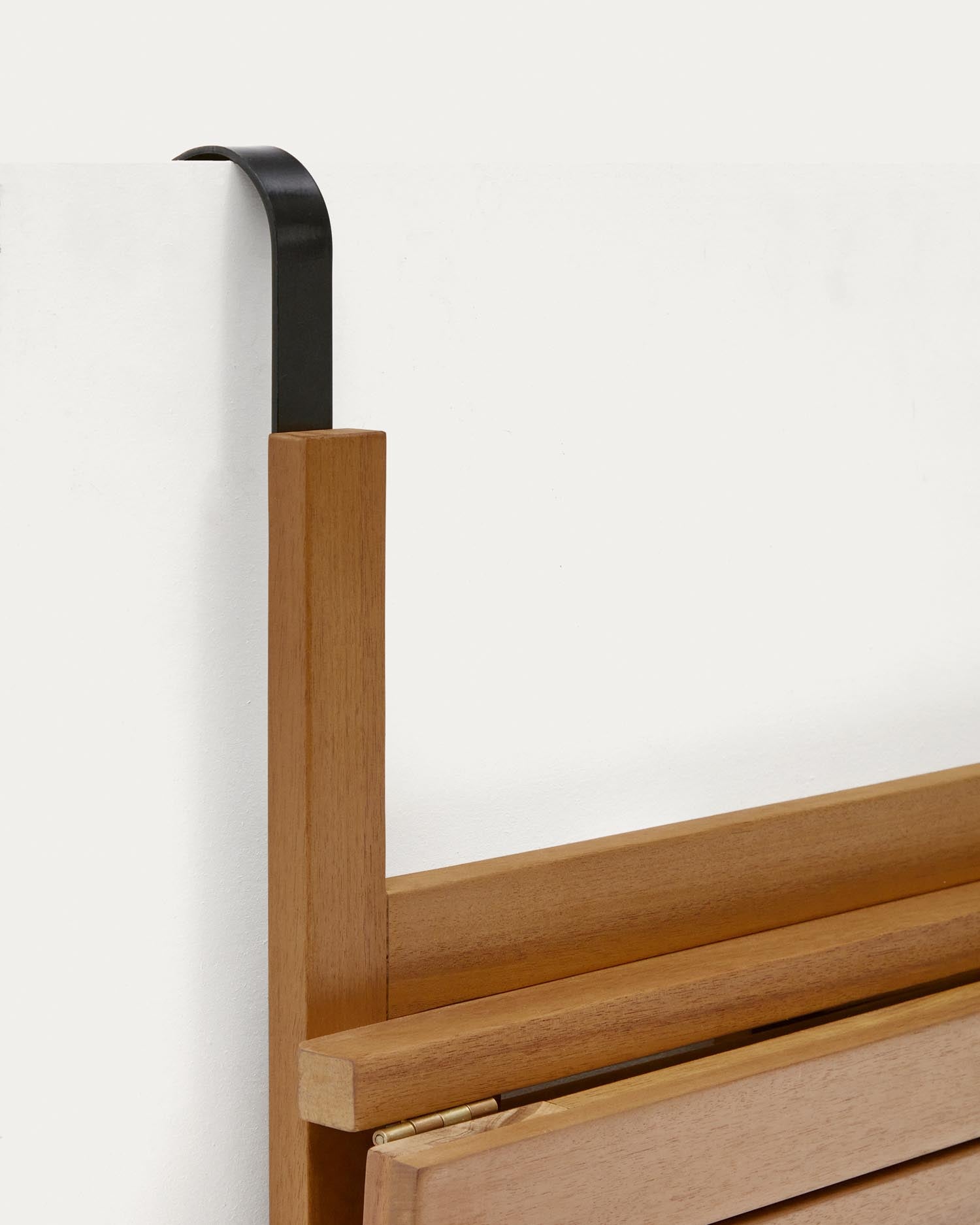 Kompakter Klapptisch aus Akazienholz, ideal für Balkone. Nachhaltig mit FSC-Zertifikat, Maße 50x70 cm. Stilvoll und praktisch.