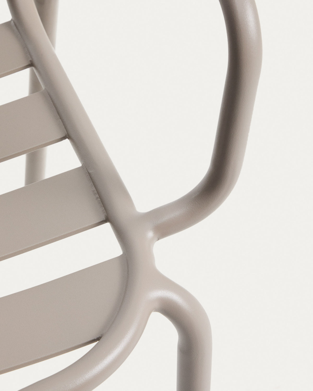 Stapelbarer Outdoor-Stuhl Joncols aus Aluminium mit lackiertem Finish in Taupe in Taupe präsentiert im Onlineshop von KAQTU Design AG. Gartenstuhl ist von Kave Home