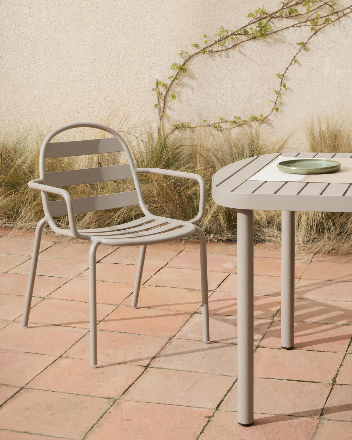 Stapelbarer Outdoor-Stuhl Joncols aus Aluminium mit lackiertem Finish in Taupe in Taupe präsentiert im Onlineshop von KAQTU Design AG. Gartenstuhl ist von Kave Home