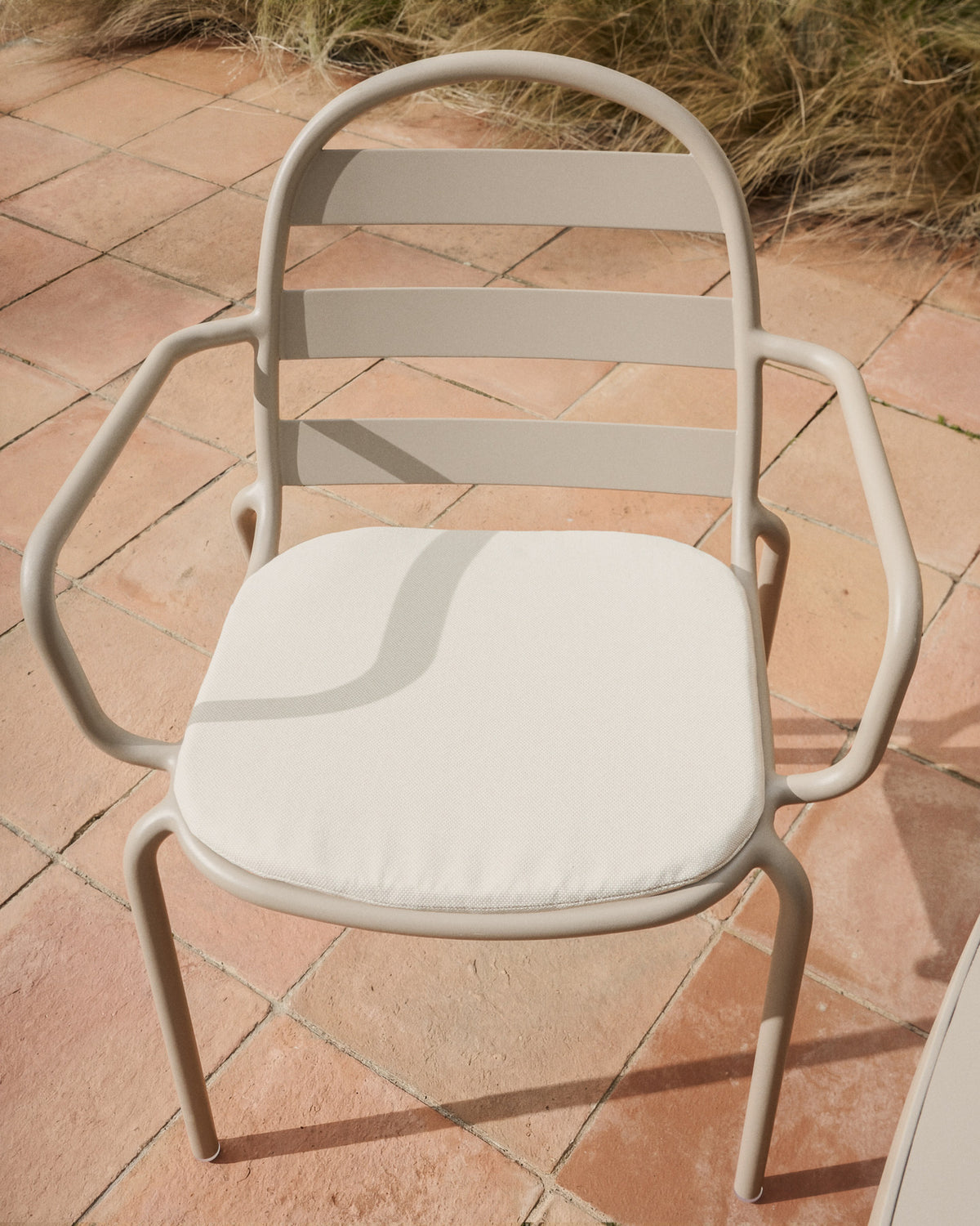 Stapelbarer Outdoor-Stuhl Joncols aus Aluminium mit lackiertem Finish in Taupe in Taupe präsentiert im Onlineshop von KAQTU Design AG. Gartenstuhl ist von Kave Home