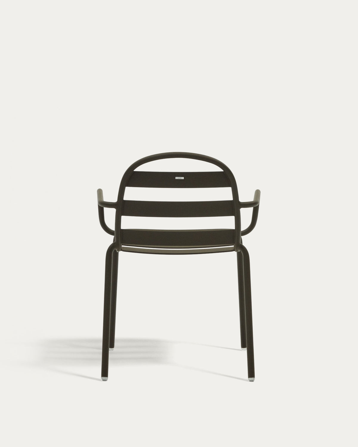 Stapelbarer Outdoor-Stuhl Joncols aus Aluminium mit lackiertem Finish in Grün in Grün präsentiert im Onlineshop von KAQTU Design AG. Gartenstuhl mit Armlehnen ist von Kave Home
