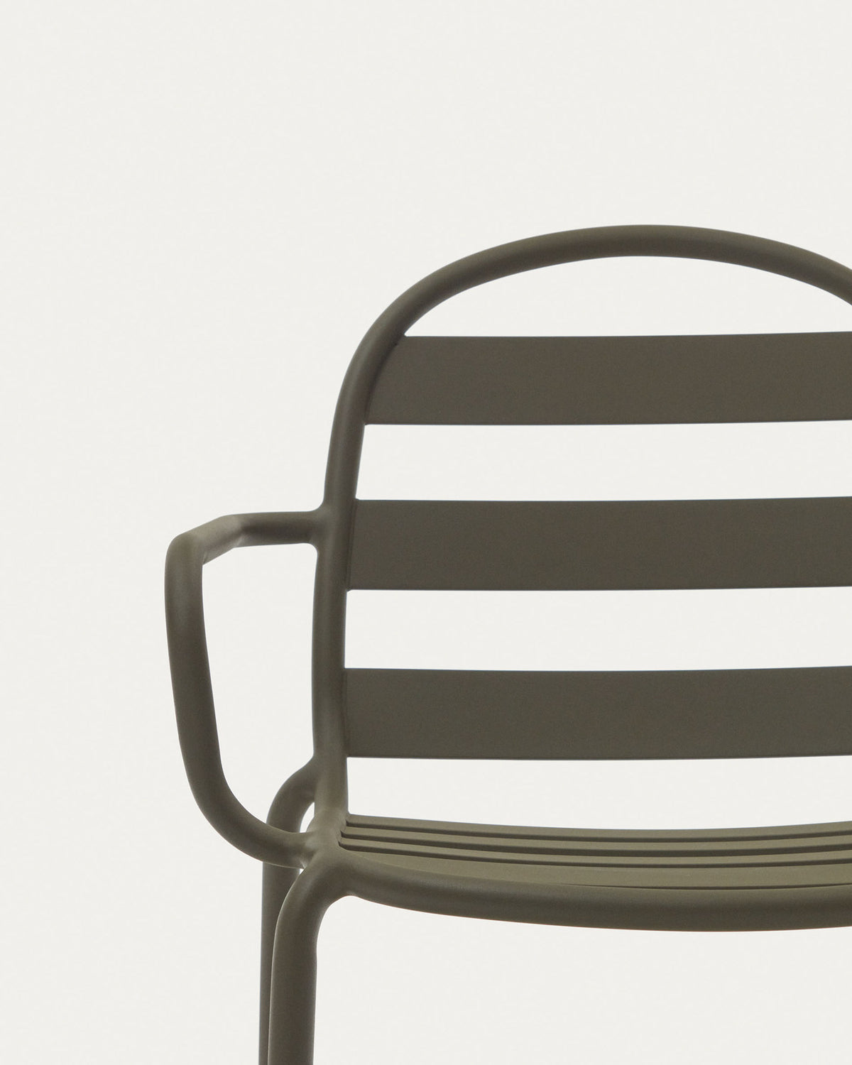 Stapelbarer Outdoor-Stuhl Joncols aus Aluminium mit lackiertem Finish in Grün in Grün präsentiert im Onlineshop von KAQTU Design AG. Gartenstuhl mit Armlehnen ist von Kave Home