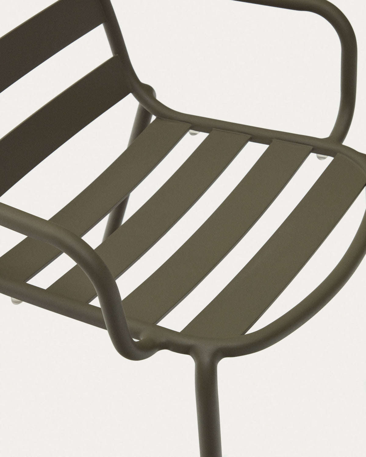 Stapelbarer Outdoor-Stuhl Joncols aus Aluminium mit lackiertem Finish in Grün in Grün präsentiert im Onlineshop von KAQTU Design AG. Gartenstuhl mit Armlehnen ist von Kave Home