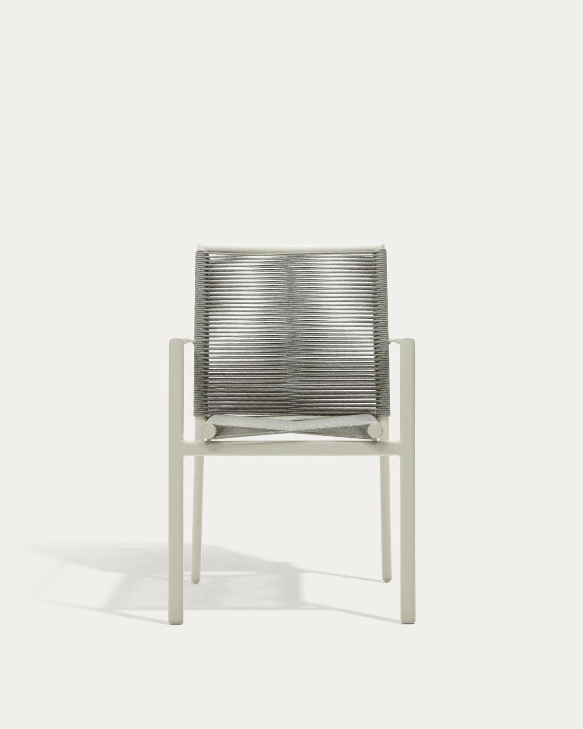 Stapelbarer Outdoor-Stuhl Culip aus Seil und Aluminium in Weiss in Weiss, Grau präsentiert im Onlineshop von KAQTU Design AG. Gartenstuhl mit Armlehnen ist von Kave Home