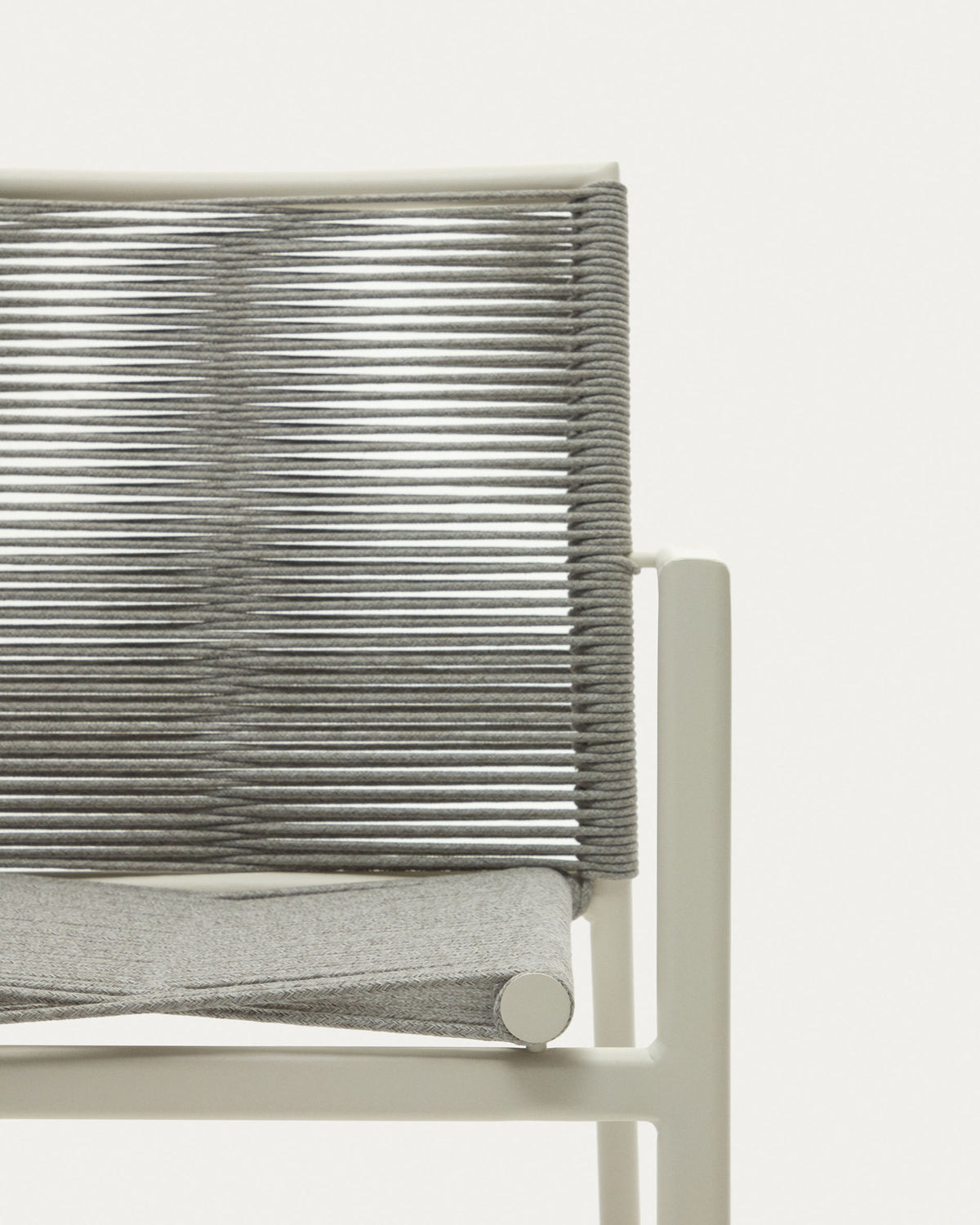 Stapelbarer Outdoor-Stuhl Culip aus Seil und Aluminium in Weiss in Weiss, Grau präsentiert im Onlineshop von KAQTU Design AG. Gartenstuhl mit Armlehnen ist von Kave Home