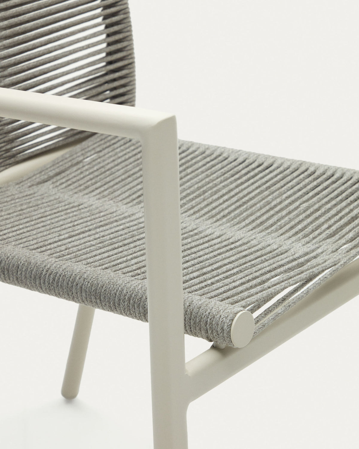 Stapelbarer Outdoor-Stuhl Culip aus Seil und Aluminium in Weiss in Weiss, Grau präsentiert im Onlineshop von KAQTU Design AG. Gartenstuhl mit Armlehnen ist von Kave Home