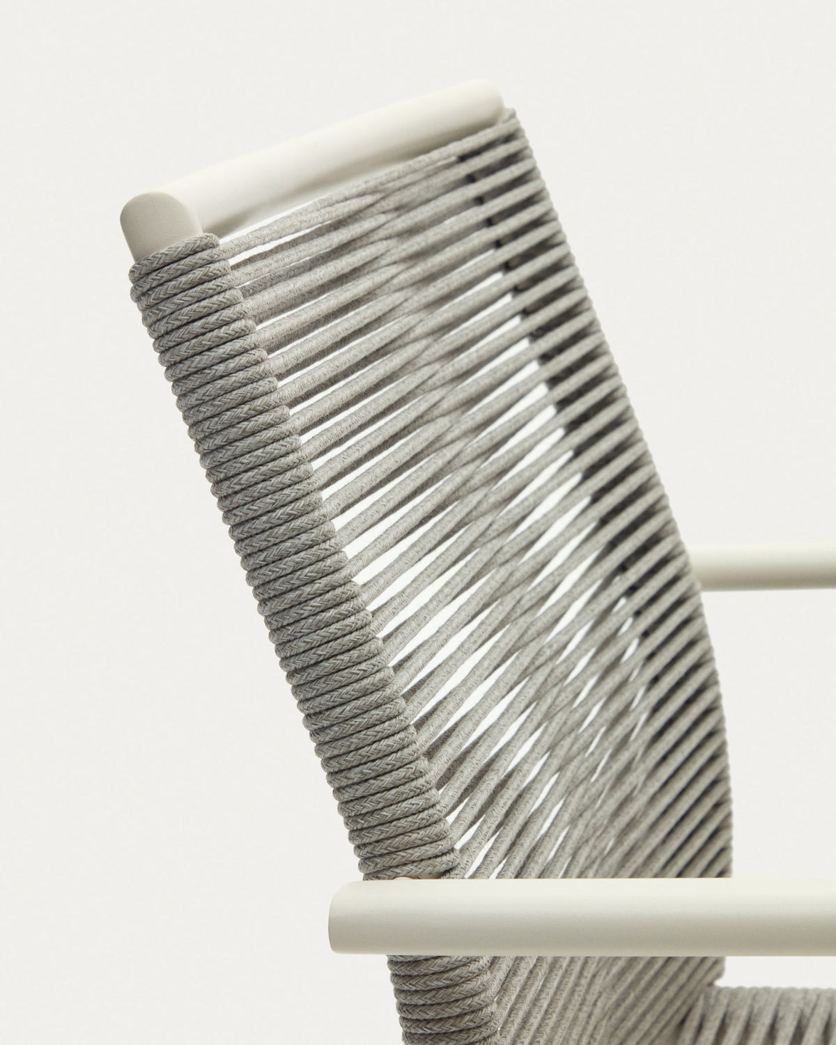 Stapelbarer Outdoor-Stuhl Culip aus Seil und Aluminium in Weiss in Weiss, Grau präsentiert im Onlineshop von KAQTU Design AG. Gartenstuhl mit Armlehnen ist von Kave Home