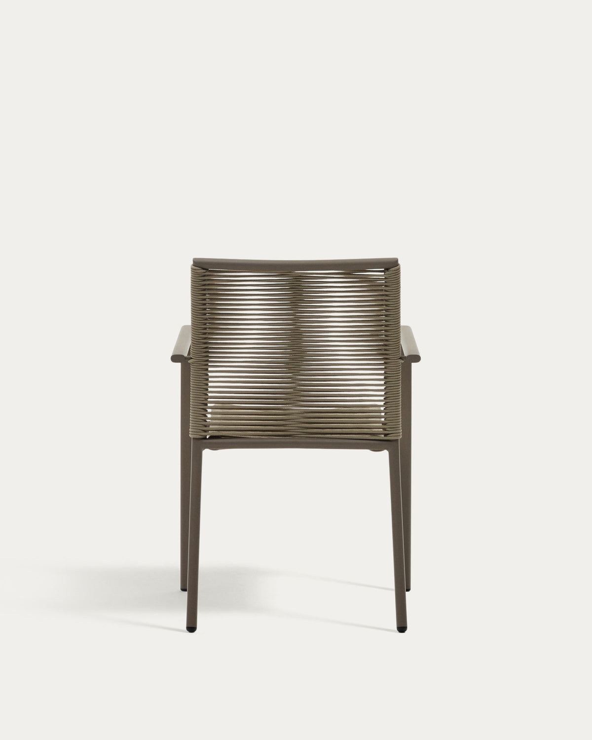 Stapelbarer Outdoor-Stuhl Culip aus Seil und Aluminium in Taupe in Braun, Beige präsentiert im Onlineshop von KAQTU Design AG. Gartenstuhl mit Armlehnen ist von Kave Home