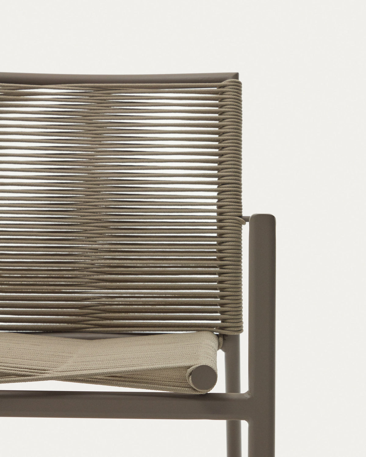 Stapelbarer Outdoor-Stuhl Culip aus Seil und Aluminium in Taupe in Braun, Beige präsentiert im Onlineshop von KAQTU Design AG. Gartenstuhl mit Armlehnen ist von Kave Home