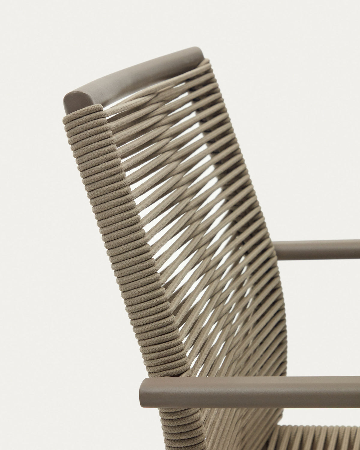 Stapelbarer Outdoor-Stuhl Culip aus Seil und Aluminium in Taupe in Braun, Beige präsentiert im Onlineshop von KAQTU Design AG. Gartenstuhl mit Armlehnen ist von Kave Home