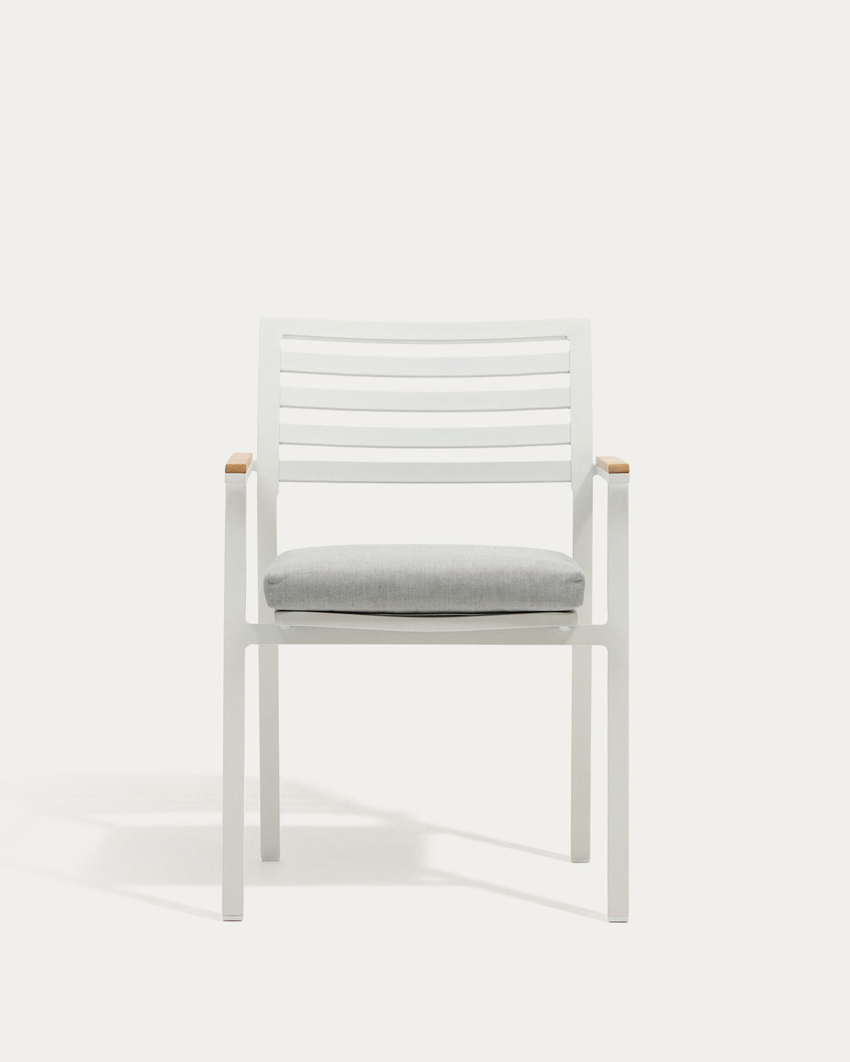Stapelbarer Outdoor-Stuhl Bona aus Aluminium mit weissem Finish und Armlehnen aus massivem Teakholz in Weiss, Natur präsentiert im Onlineshop von KAQTU Design AG. Gartenstuhl mit Armlehnen ist von Kave Home