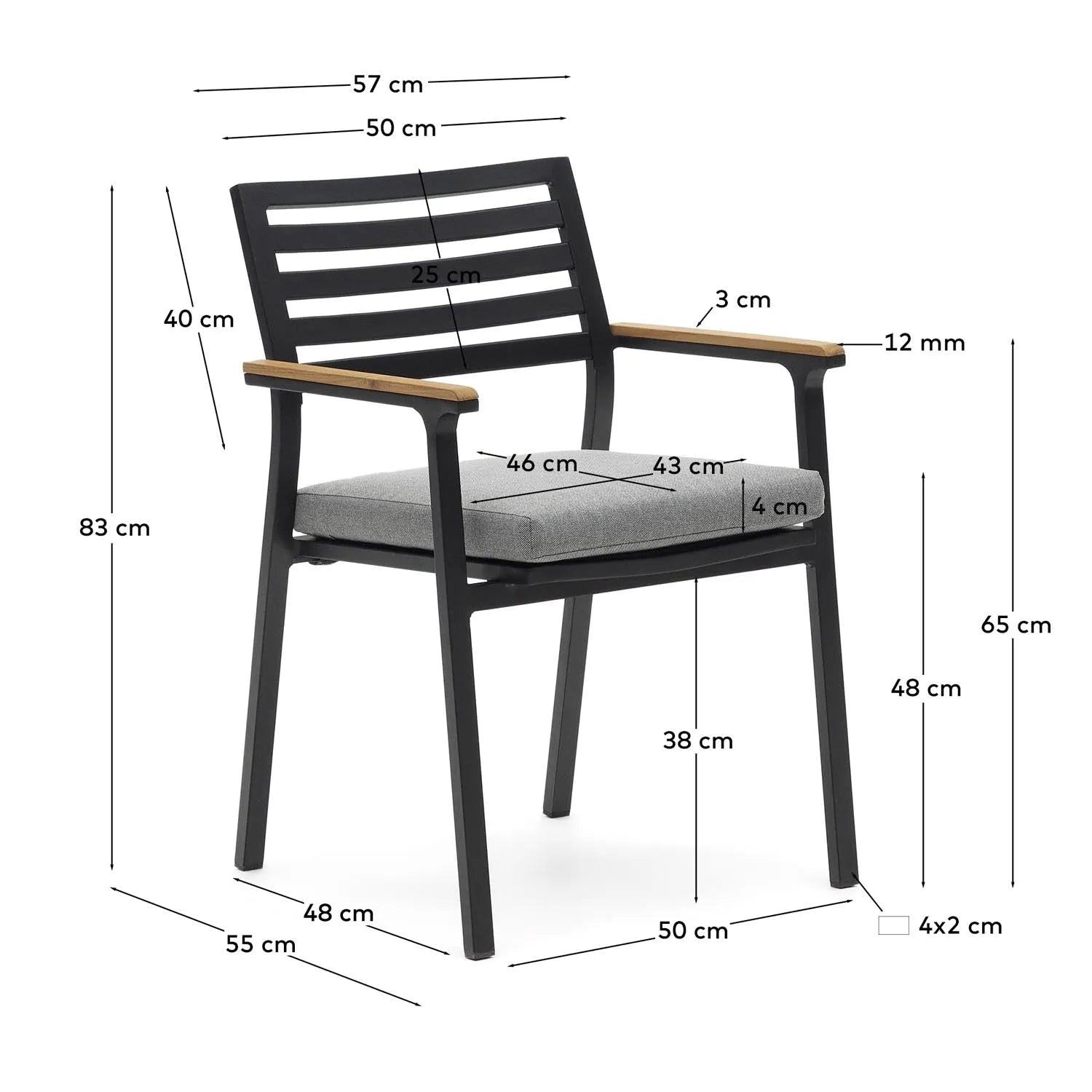 Eleganter Gartenstuhl aus Aluminium mit Holzarmlehnen, Kave Home.