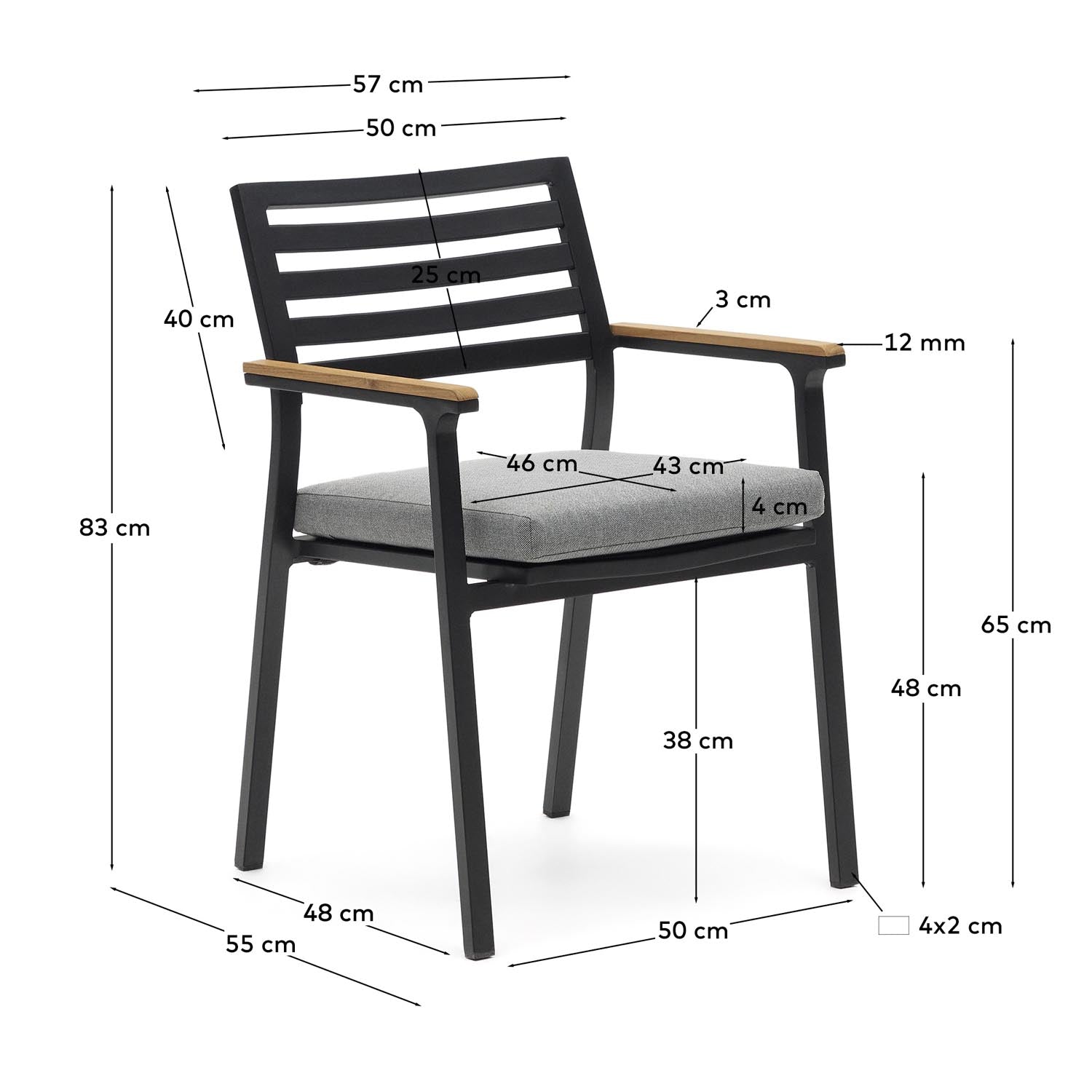 Eleganter stapelbarer Gartenstuhl aus Aluminium mit schwarzem Finish und komfortablen Teakholzarmlehnen von Kave Home – ideal für stilvolle Outdoor-Bereiche.