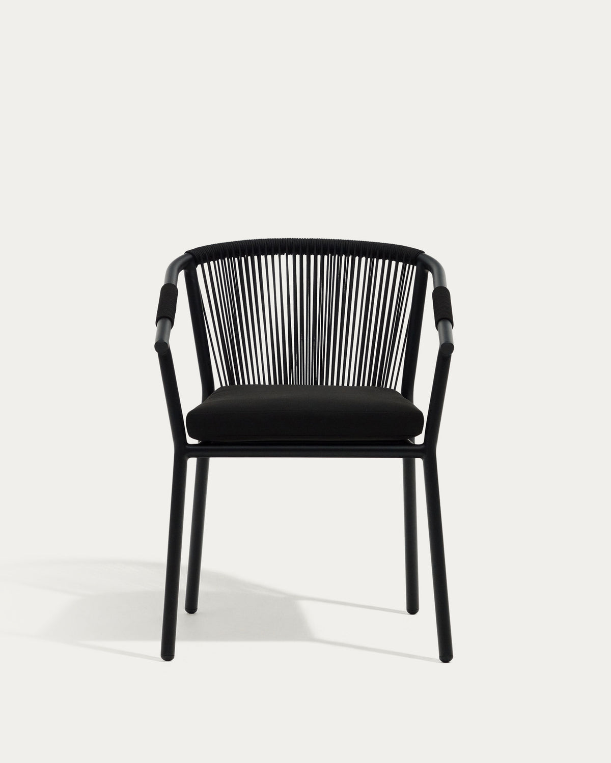 Stapelbarer Outdoor-Stuhl Xelida aus Aluminium und schwarzem Seil in Schwarz präsentiert im Onlineshop von KAQTU Design AG. Gartenstuhl mit Armlehnen ist von Kave Home