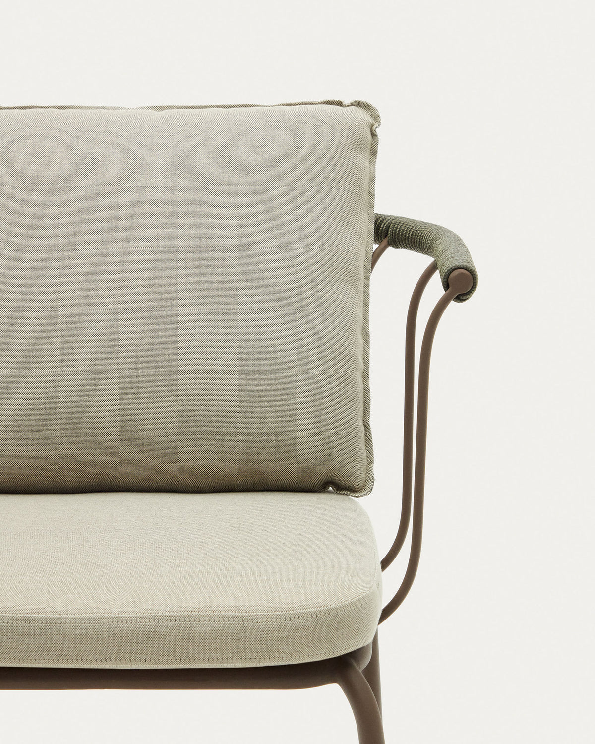 Stapelbarer Stuhl Salguer aus Seil und Stahl mit lackiertem Finish in Braun in Braun, Beige, Grün präsentiert im Onlineshop von KAQTU Design AG. Gartenstuhl mit Armlehnen ist von Kave Home