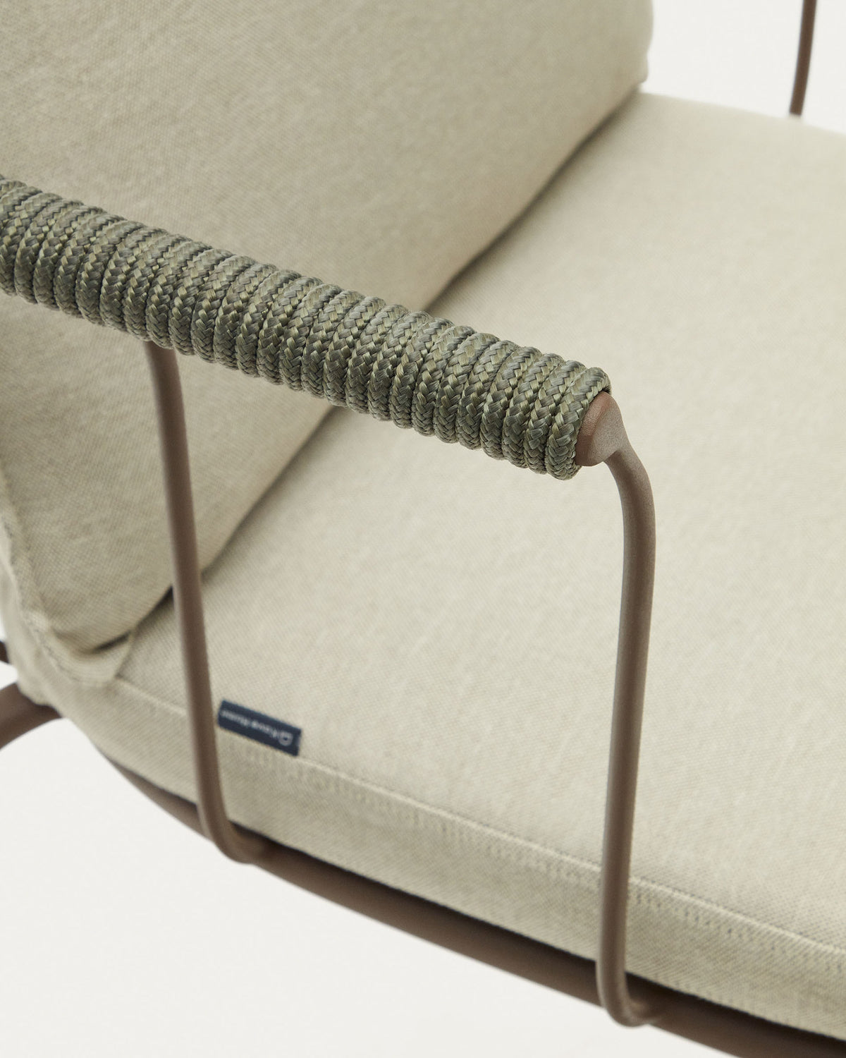 Stapelbarer Stuhl Salguer aus Seil und Stahl mit lackiertem Finish in Braun in Braun, Beige, Grün präsentiert im Onlineshop von KAQTU Design AG. Gartenstuhl mit Armlehnen ist von Kave Home