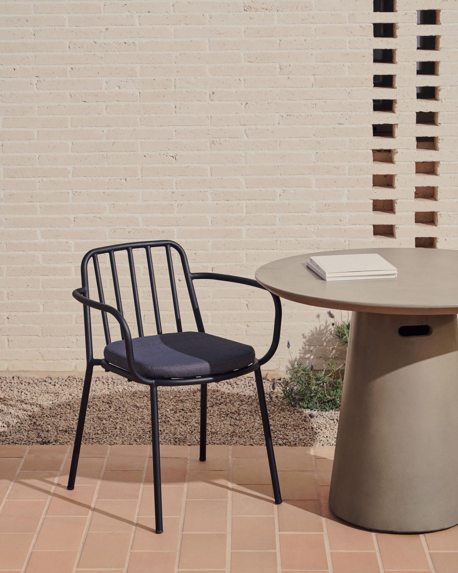 Entdecke den Bramant Stuhl von Kave Home: stapelbar, robust aus Stahl mit elegantem schwarzem Finish – perfekt für deinen Garten oder Balkon.