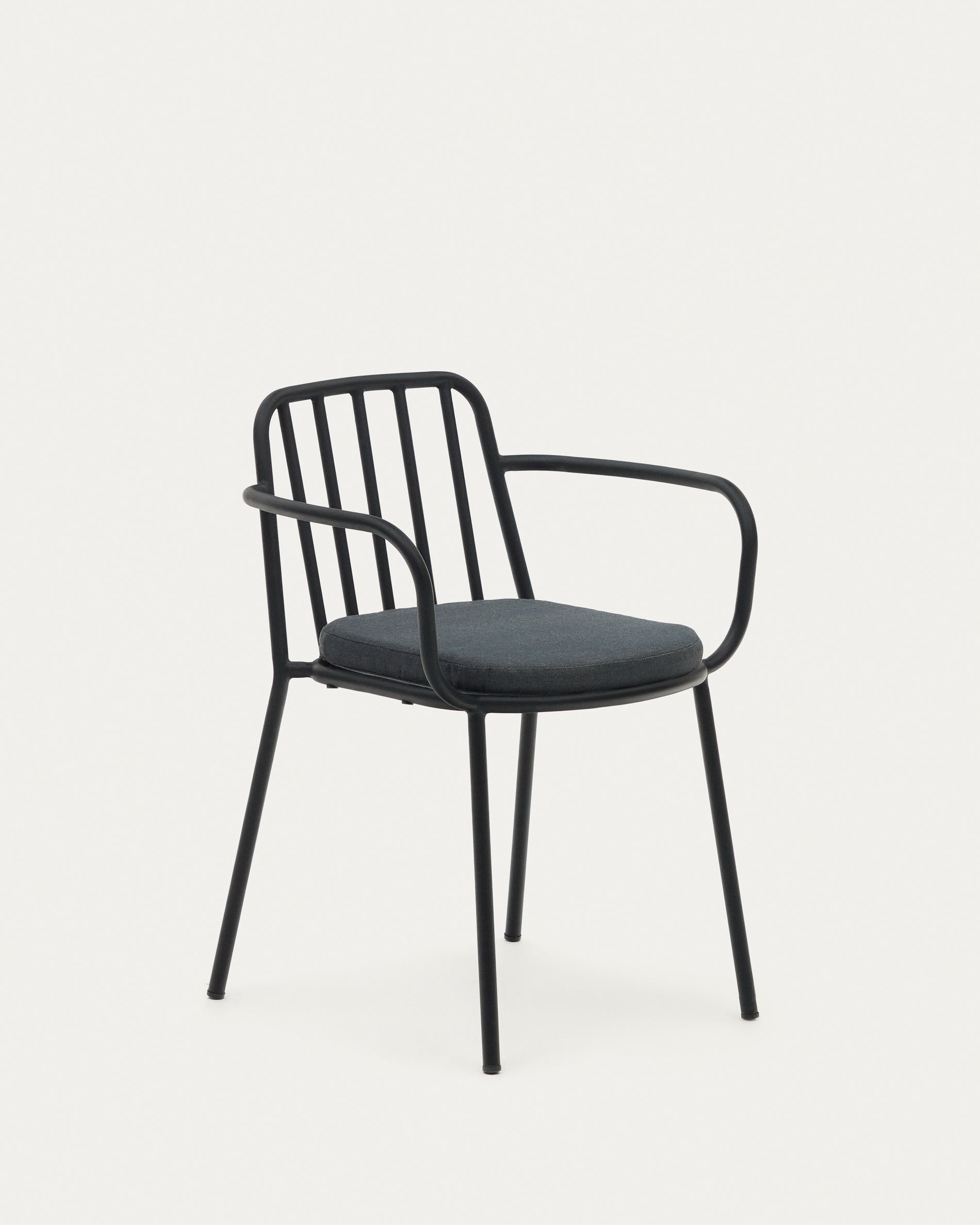Der Bramant Stuhl von Kave Home: elegantes Design, stapelbar, aus Stahl mit schwarzem Finish, ideal für stilvolle Aussenbereiche.