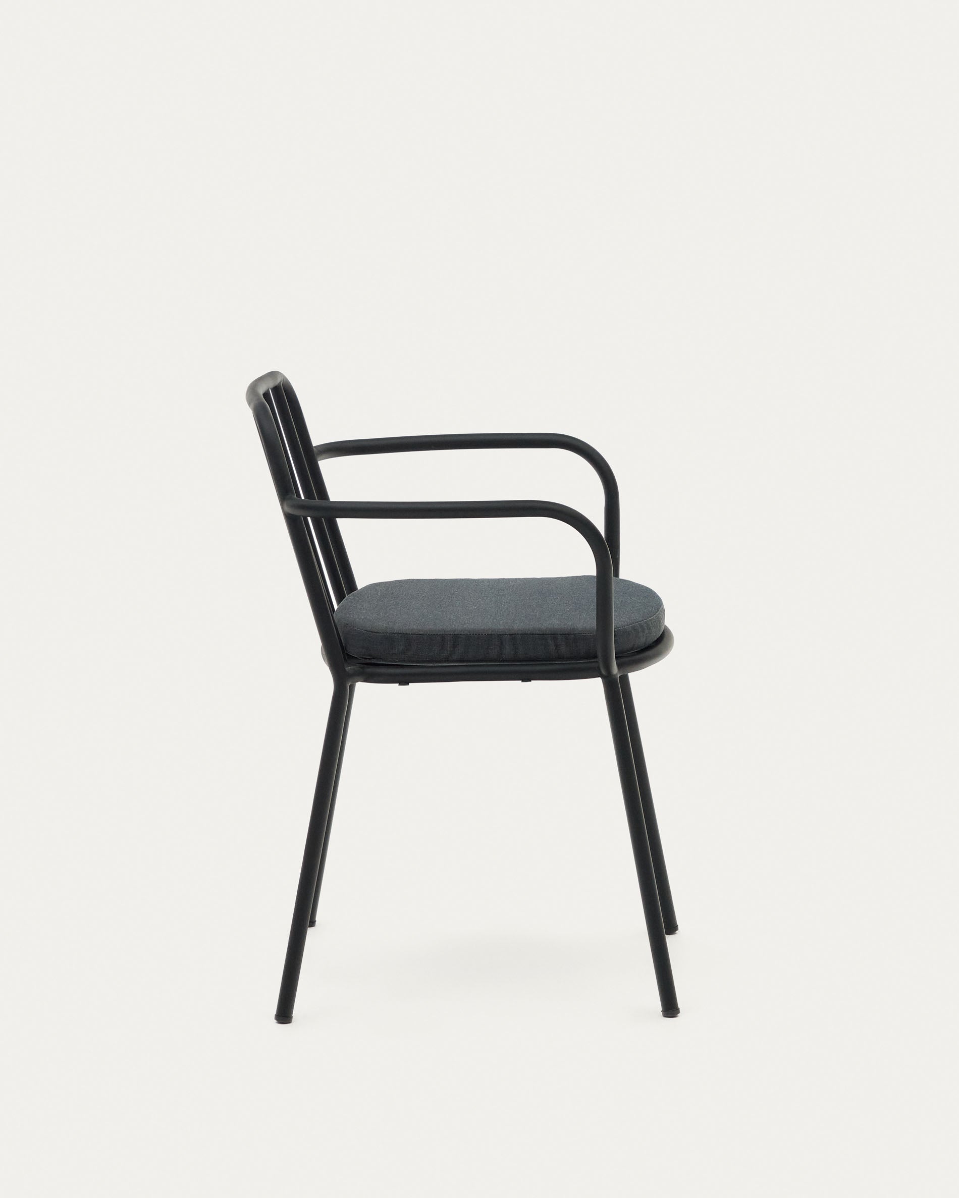 Moderner Bramant Stuhl aus Stahl, stapelbar, mit elegantem schwarzem Finish, ideal für stilvolle Innen- und Außenbereiche.