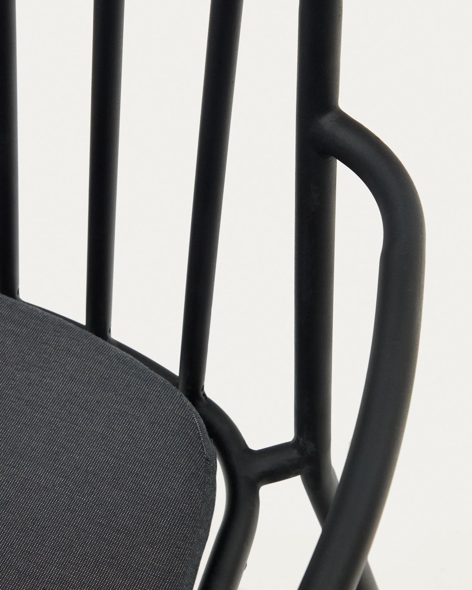 Stapelbarer Bramant Stuhl aus robustem Stahl mit elegantem schwarzem Finish, ideal für moderne Innen- und Außenbereiche.