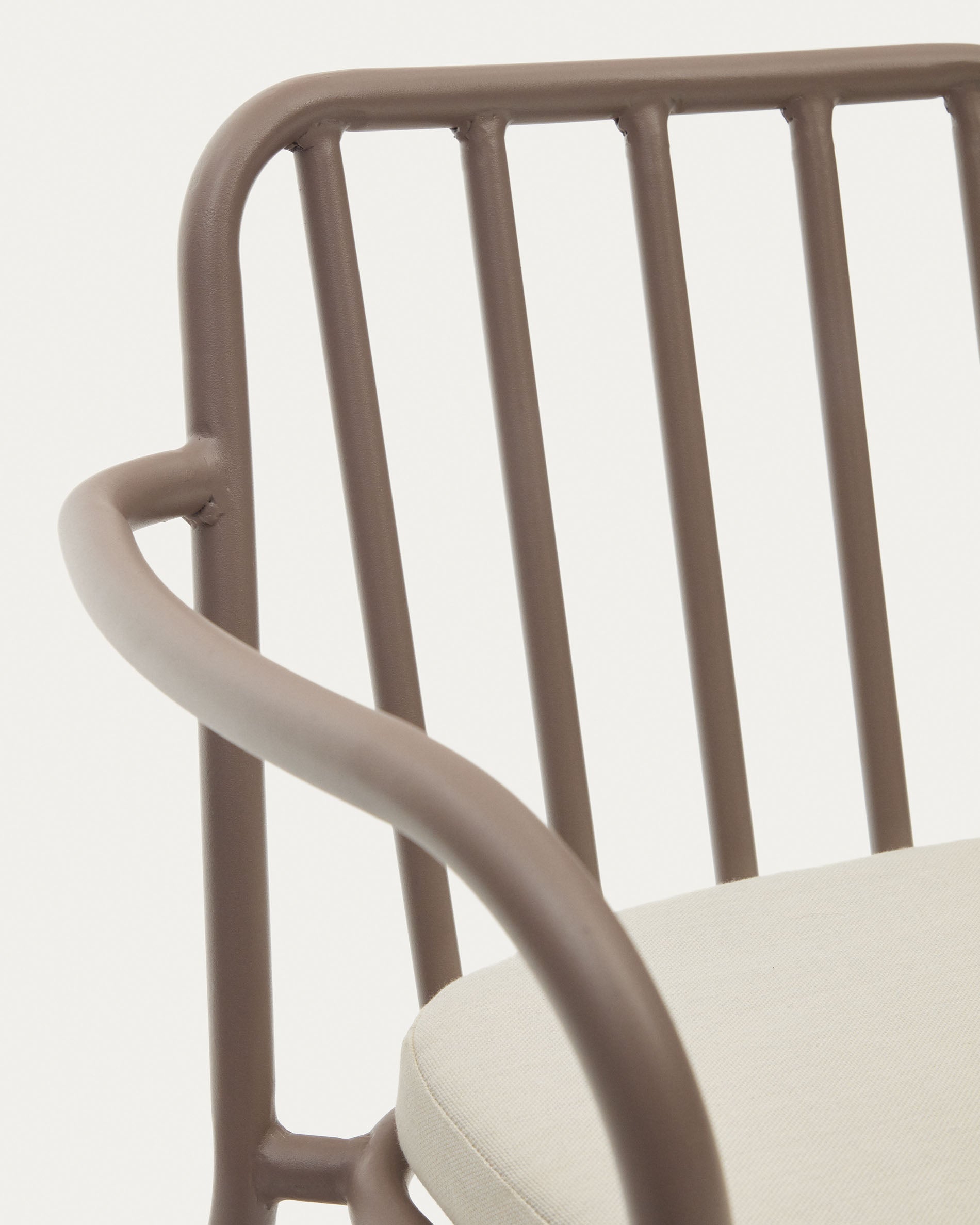 Der Bramant Stuhl von Kave Home kombiniert elegantes helllila Design mit robustem Stahl und ist ideal für platzsparende Nutzung im Freien.