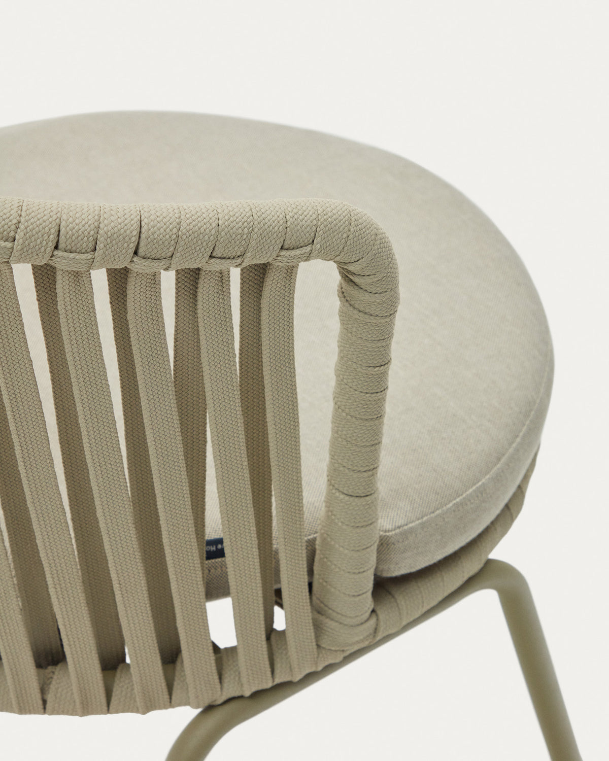 Saconca Outdoor Stuhl aus Seil und verzinktem Stahl in Grün in Grün präsentiert im Onlineshop von KAQTU Design AG. Gartenstuhl mit Armlehnen ist von Kave Home
