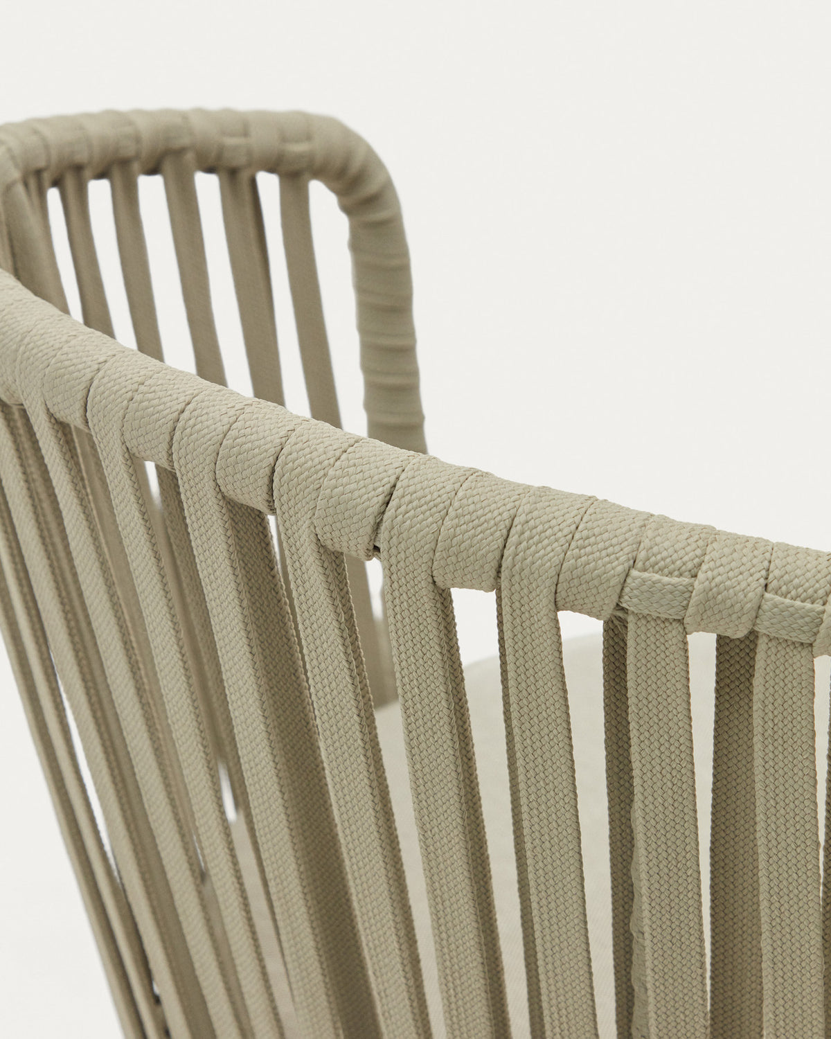 Saconca Outdoor Stuhl aus Seil und verzinktem Stahl in Grün in Grün präsentiert im Onlineshop von KAQTU Design AG. Gartenstuhl mit Armlehnen ist von Kave Home
