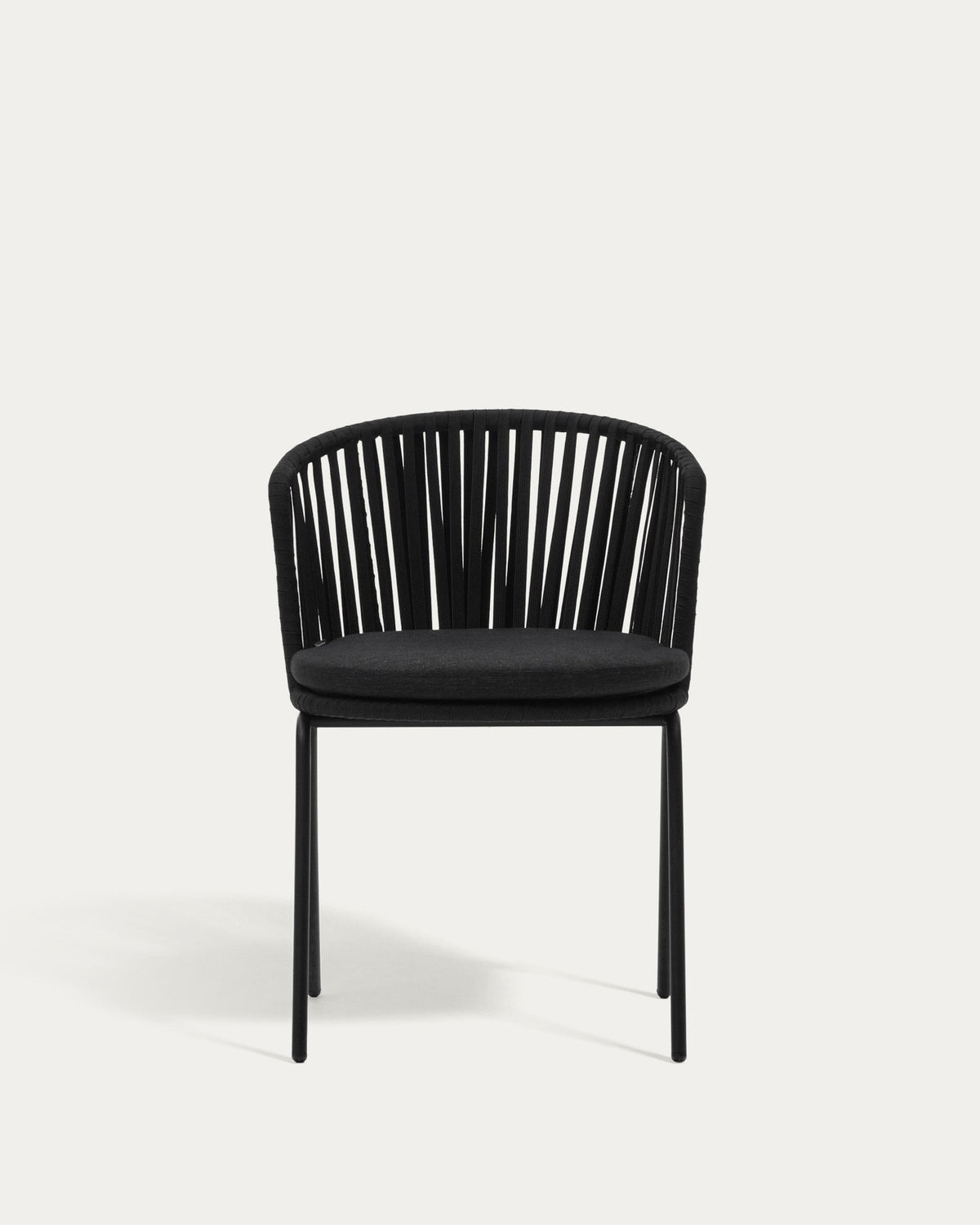Saconca Outdoor Stuhl aus Seil und verzinktem Stahl in Schwarz in Schwarz präsentiert im Onlineshop von KAQTU Design AG. Gartenstuhl mit Armlehnen ist von Kave Home